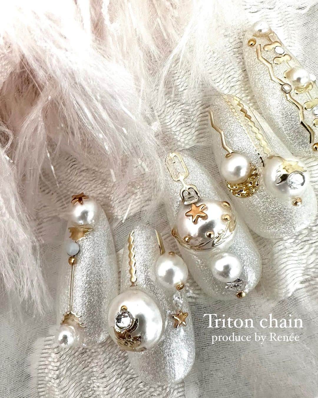 埜藤理恵のインスタグラム：「new produce item  -Triton chain-トリトンチェーン produceby Renée  @rrieenee × @kiranail.official   細く薄づきでジェルのような素材で ピタッとフィットし難しい工程はなく簡単に装着可能。 シンプルアートのワンポイントにも サブアートにも使える万能なアイテムです。  一般発売は12/1となります☺️🙏🏻  #pr」