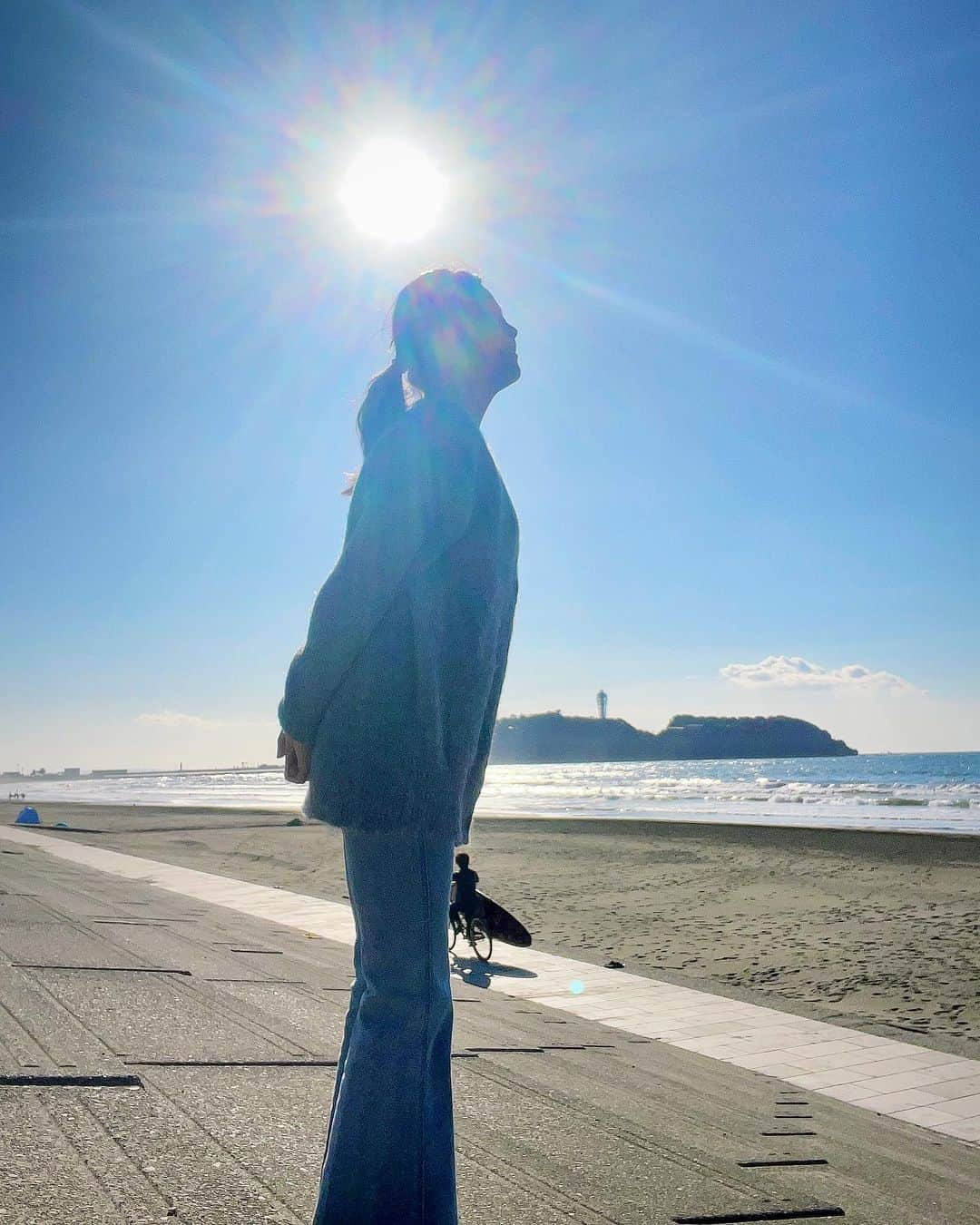 吉永愛さんのインスタグラム写真 - (吉永愛Instagram)「気持ちが良い朝です☀️ だから、旦那様送って…マック🍟買って海へ🌊 じゃあ、そーゆー人結構いて…目が合って『どうも』みたいな感じになって マック友やん🎵w さあ、今日も頑張ろっ！ #マックで朝ごはん #マクドナルド #グラコロ #テイクアウト #鵠沼海岸  #海 #江ノ島」11月29日 10時45分 - a.i.yy