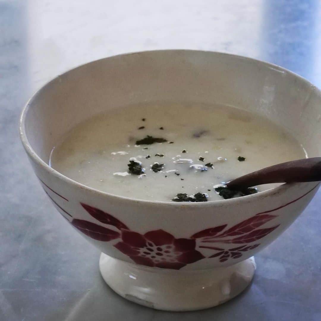 若山曜子さんのインスタグラム写真 - (若山曜子Instagram)「今朝はトルコ風ヨーグルトのスープ。 （なぜなら撮影で残ったミントが自主的に乾燥したからです。）  【トルコのヨーグルトスープ覚書】 玉ねぎ4分の1こ ニンニク2分の1かけ バター小さじ1 ひやごはん　大さじ2くらい チキンストック　2カップ ヨーグルト300gくらい。 卵1こ（とろみつけるなら片栗粉かはくりきこを少し混ぜておく） 乾燥ミント適量  玉ねぎのみじん切りをバターで炒めて、冷やごはんをいれ、チキンストックでくつくつ。 ヨーグルトと卵をよく溶いておき、スープをお玉半分くらいにわけて２回くらい入れてよく混ぜ、鍋に戻して全体が温まったら出来上がり。あれば最後に乾燥ミントをたっぷりと。  私は玉ねぎ炒めるときにニンニクとミントも入れますが、あとからニンニクオイルやミントをかけるのが一般的なのかも。  ヨーグルトの酸味が残るスープ、一瞬ギョッとなるけれど、飲み進めると美味しいなと感じ、もうちょっとおかわり、、となります。 とろみがあってまろやかで、卵にヨーグルト，チキンスープなんて栄養満点。おなかもあったまります。  トルコには行きたいと思いつつ行ったことがない私。トルコのスープの原体験は、パリのストラスブールサンドニのスープ屋さんです。  この界隈は、私が留学していた頃は危なっかしくて夜出歩けなかった場所と記憶していますが、洒落た飲食店もできて、街の雰囲気も少し変わったようです。  トルコのスープ屋さんはこの物価高円安の中でも（値上がりしてたけど）安くて、濃い顔の店員さんはどの人もいつも感じがいい。メニューは少なめで写真もあり選びやすい。文字が読めなくても大丈夫。サクッと飲んで立ち去るおじさんたち。日本の立ち食い蕎麦屋のような感じでしょうか。  今回はヨーグルトのスープが売り切れてたので、私はトリッパのスープ、連れは豆のスープを頼みました。卓上にあるニンニクオイルやオリーブオイル，酢、胡椒などで味をカスタマイズしつつ、合いの手にはまるのままの青唐辛子。 テーブルにパンと一緒にラフに置いてあり、気軽につまめそうな感じを装ってますが、普通に激辛です…。  胃弱な私にとって、夜のパリでいただくトルコのヨーグルトスープは嬉しい存在。  そのまま向かいの食材屋さんでオリーブオイルを買う友人に付き合って、見たこともないパッケージの食品に惹かれつつ、めちゃくちゃ細かいクスクスを買い…（これは箱から漏れるわ、くっついて団子になるはで大失敗　笑）  クルド人のおいしい焼きたてのくるくるサンドイッチをたべ、月を見ながら深夜に帰宅しました。  コロナ前に来た時は、昼間で、ぶらぶらとそのままインド食材屋さんの立ち並ぶパッサージュ（Passage Brady）で爆買いし、さらに散歩していたら5分もしないうちに歩く人が黒人ばかりになって、カルティエが変わったんだと実感しました。パリ自体は小さな街なのに、そこにいろんな文化がぎゅぎゅっと共存してる、それがまた街を一層魅力的にしているんだなと思います。  だから、パリに来たらフランスのご飯も楽しみだけれど…ほんの少しフランス風にカスタマイズされた世界各地の食べ物を味わうのもとても楽しみなのです。  #毎日のヨーグルトレシピ　#ヨーグルトは塩味が世界の主流なんだろな」11月29日 11時07分 - yoochanpetite