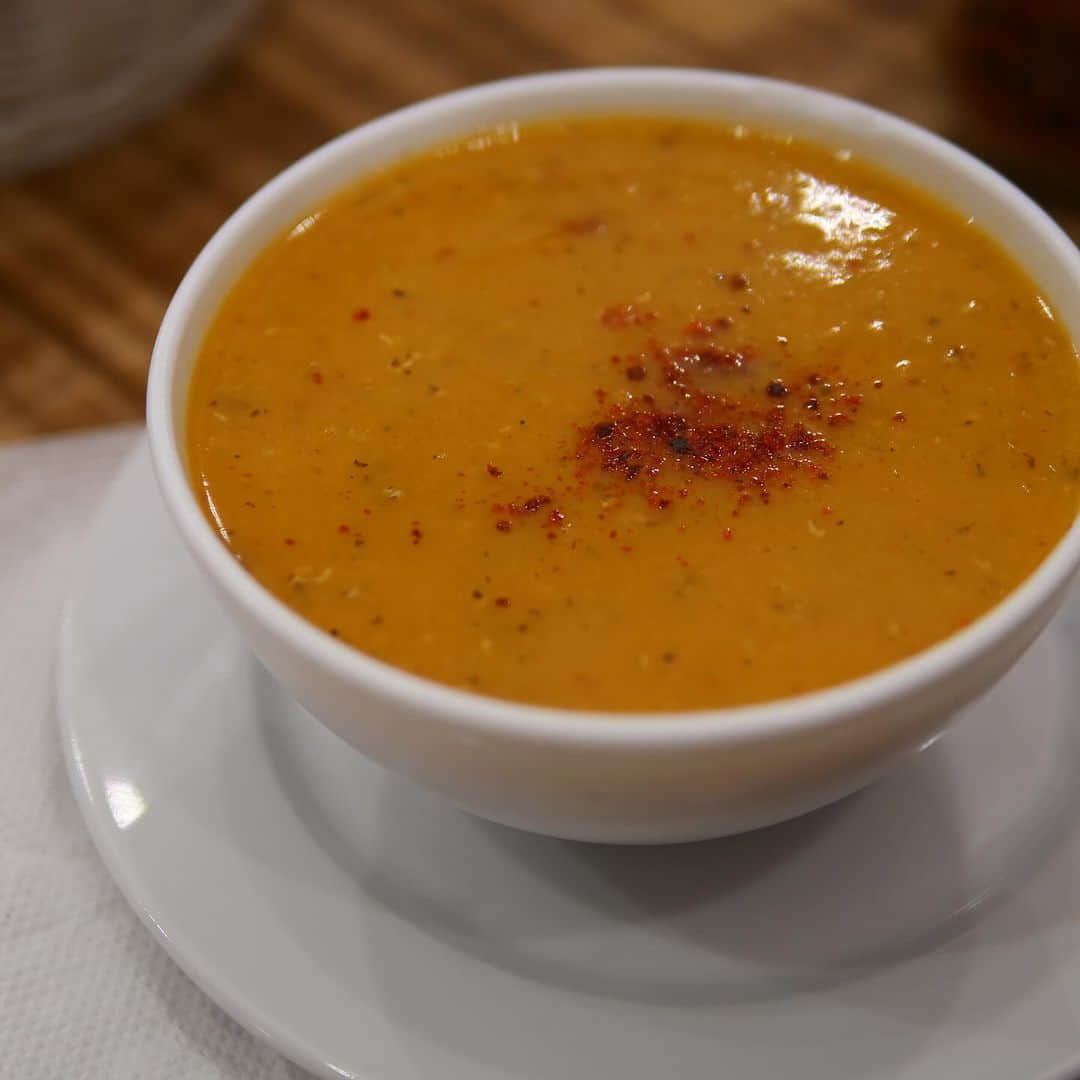 若山曜子さんのインスタグラム写真 - (若山曜子Instagram)「今朝はトルコ風ヨーグルトのスープ。 （なぜなら撮影で残ったミントが自主的に乾燥したからです。）  【トルコのヨーグルトスープ覚書】 玉ねぎ4分の1こ ニンニク2分の1かけ バター小さじ1 ひやごはん　大さじ2くらい チキンストック　2カップ ヨーグルト300gくらい。 卵1こ（とろみつけるなら片栗粉かはくりきこを少し混ぜておく） 乾燥ミント適量  玉ねぎのみじん切りをバターで炒めて、冷やごはんをいれ、チキンストックでくつくつ。 ヨーグルトと卵をよく溶いておき、スープをお玉半分くらいにわけて２回くらい入れてよく混ぜ、鍋に戻して全体が温まったら出来上がり。あれば最後に乾燥ミントをたっぷりと。  私は玉ねぎ炒めるときにニンニクとミントも入れますが、あとからニンニクオイルやミントをかけるのが一般的なのかも。  ヨーグルトの酸味が残るスープ、一瞬ギョッとなるけれど、飲み進めると美味しいなと感じ、もうちょっとおかわり、、となります。 とろみがあってまろやかで、卵にヨーグルト，チキンスープなんて栄養満点。おなかもあったまります。  トルコには行きたいと思いつつ行ったことがない私。トルコのスープの原体験は、パリのストラスブールサンドニのスープ屋さんです。  この界隈は、私が留学していた頃は危なっかしくて夜出歩けなかった場所と記憶していますが、洒落た飲食店もできて、街の雰囲気も少し変わったようです。  トルコのスープ屋さんはこの物価高円安の中でも（値上がりしてたけど）安くて、濃い顔の店員さんはどの人もいつも感じがいい。メニューは少なめで写真もあり選びやすい。文字が読めなくても大丈夫。サクッと飲んで立ち去るおじさんたち。日本の立ち食い蕎麦屋のような感じでしょうか。  今回はヨーグルトのスープが売り切れてたので、私はトリッパのスープ、連れは豆のスープを頼みました。卓上にあるニンニクオイルやオリーブオイル，酢、胡椒などで味をカスタマイズしつつ、合いの手にはまるのままの青唐辛子。 テーブルにパンと一緒にラフに置いてあり、気軽につまめそうな感じを装ってますが、普通に激辛です…。  胃弱な私にとって、夜のパリでいただくトルコのヨーグルトスープは嬉しい存在。  そのまま向かいの食材屋さんでオリーブオイルを買う友人に付き合って、見たこともないパッケージの食品に惹かれつつ、めちゃくちゃ細かいクスクスを買い…（これは箱から漏れるわ、くっついて団子になるはで大失敗　笑）  クルド人のおいしい焼きたてのくるくるサンドイッチをたべ、月を見ながら深夜に帰宅しました。  コロナ前に来た時は、昼間で、ぶらぶらとそのままインド食材屋さんの立ち並ぶパッサージュ（Passage Brady）で爆買いし、さらに散歩していたら5分もしないうちに歩く人が黒人ばかりになって、カルティエが変わったんだと実感しました。パリ自体は小さな街なのに、そこにいろんな文化がぎゅぎゅっと共存してる、それがまた街を一層魅力的にしているんだなと思います。  だから、パリに来たらフランスのご飯も楽しみだけれど…ほんの少しフランス風にカスタマイズされた世界各地の食べ物を味わうのもとても楽しみなのです。  #毎日のヨーグルトレシピ　#ヨーグルトは塩味が世界の主流なんだろな」11月29日 11時07分 - yoochanpetite