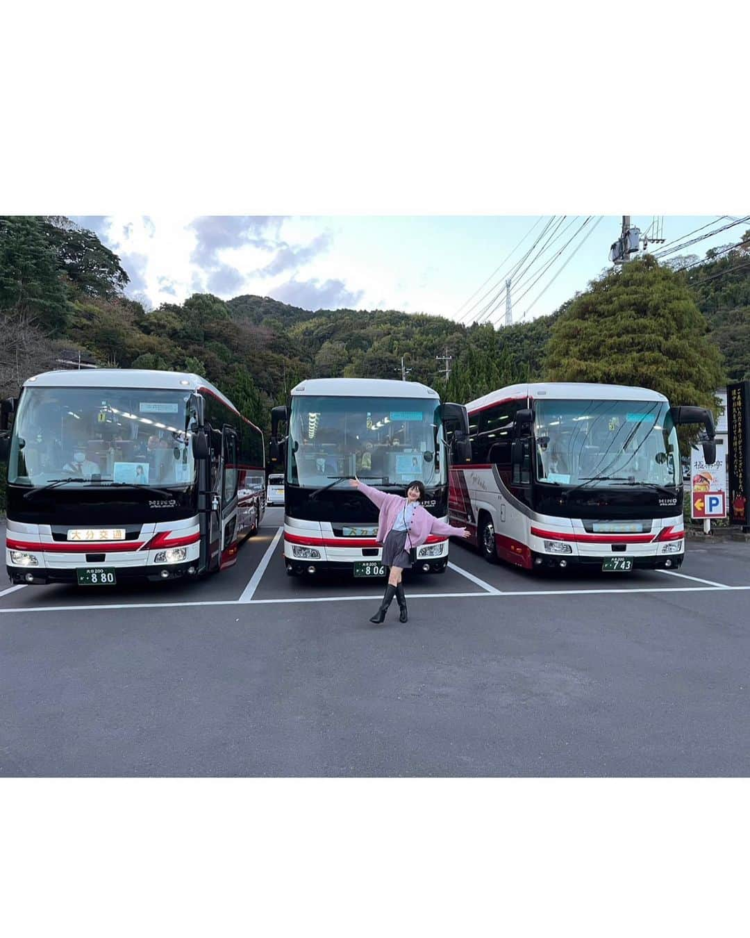 久保ユリカさんのインスタグラム写真 - (久保ユリカInstagram)「バスツアー全てが終わったあと。 旅館に行ったらローソントラベルさんの粋な計らいで… 「20周年おめでとう」ケーキがサプライズで用意されていました！ 泣くかと思った！！！  11月で21周年目突入できましたが、 こうしてあたたかく支えてくださる方がいなければ、私はシカノコさんの前に立つことすらできないので… 本当に本当に皆さんの優しさで… また頑張ろうって思える力をもらっているんだなと。  そしてなにより！ 一緒に遊んでくれてありがとうね🛼  ▷  #シカコ #shikaco #小️鹿 #시카코 #久保ユリカ #kuboyurika #久保百合花 #쿠보유리카 #奈良 #NARA #나라 #鹿 #deer #사슴 #バスツアー #慰安旅行 #シカノコ慰安旅行 #大分 #別府 #ローソントラベル #地獄めぐり」11月29日 11時00分 - shi_ka_co