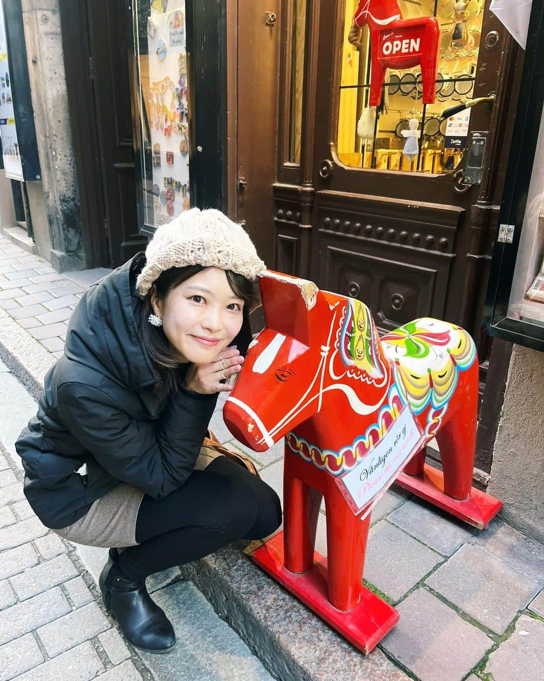 下村彩里さんのインスタグラム写真 - (下村彩里Instagram)「亡き祖母と祖父が、仕事の都合で昔数年住んでいたことがあるという#スウェーデン #ストックホルム　🇸🇪  祖母がスウェーデンの話をする時はいつも楽しそうで 「本当に美しく、おしゃれな街なのよ〜」と自慢げに話していたのを思い出します。  実際街並み、施設1つ1つが洗練されていて、 お散歩が楽しくてたまりませんでした。 (すでに氷点下前後の寒さではありましたが...🫣❄️)  ここは特にお気に入りの場所🌸 ジブリ　#魔女の宅急便 のモデルになったとも言われている #ガムラスタン　です。  祖母が愛用していた#茶色のかばん を持って、 一緒に旅をした気分に✈️  また訪れたい街です。  #祖母の家に沢山あり #私も幼少期よく遊んでいた #赤い木馬　の #置物たち #その名も #ダーナラホース　(写真3枚目) #スウェーデン🇸🇪 のものでした🥺  #下村彩里#旅#カメラ女子」11月29日 11時02分 - sairi.shimomura_ex