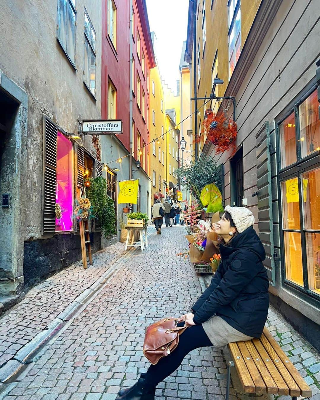 下村彩里のインスタグラム：「亡き祖母と祖父が、仕事の都合で昔数年住んでいたことがあるという#スウェーデン #ストックホルム　🇸🇪  祖母がスウェーデンの話をする時はいつも楽しそうで 「本当に美しく、おしゃれな街なのよ〜」と自慢げに話していたのを思い出します。  実際街並み、施設1つ1つが洗練されていて、 お散歩が楽しくてたまりませんでした。 (すでに氷点下前後の寒さではありましたが...🫣❄️)  ここは特にお気に入りの場所🌸 ジブリ　#魔女の宅急便 のモデルになったとも言われている #ガムラスタン　です。  祖母が愛用していた#茶色のかばん を持って、 一緒に旅をした気分に✈️  また訪れたい街です。  #祖母の家に沢山あり #私も幼少期よく遊んでいた #赤い木馬　の #置物たち #その名も #ダーナラホース　(写真3枚目) #スウェーデン🇸🇪 のものでした🥺  #下村彩里#旅#カメラ女子」