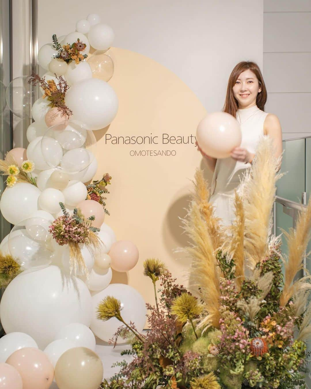 久林紘子さんのインスタグラム写真 - (久林紘子Instagram)「. Panasonic Beauty OMOTESANDO  Photo Booth 2023.9.15〜11.27  @panasonic.beauty  パナソニックの美容アイテムを体験できるパナソニックビューティ表参道。 こちらの秋のイベント用にフォトブースと階段装飾をお手伝いさせていただきました。  ▷Creative Direction: @rohicocco ( @tokyo.flamingo ) ▷Balloon: @theballtokyo ▷Flower: @juuri_flower ＿＿＿＿＿＿＿＿＿＿＿＿＿＿＿＿ #TokyoFlamingo #空間装飾 #空間スタイリング #バルーン装飾 #バルーンアレンジ #フォトブース #パーティースタイリング #パーティースタイリスト」11月29日 11時06分 - rohicocco