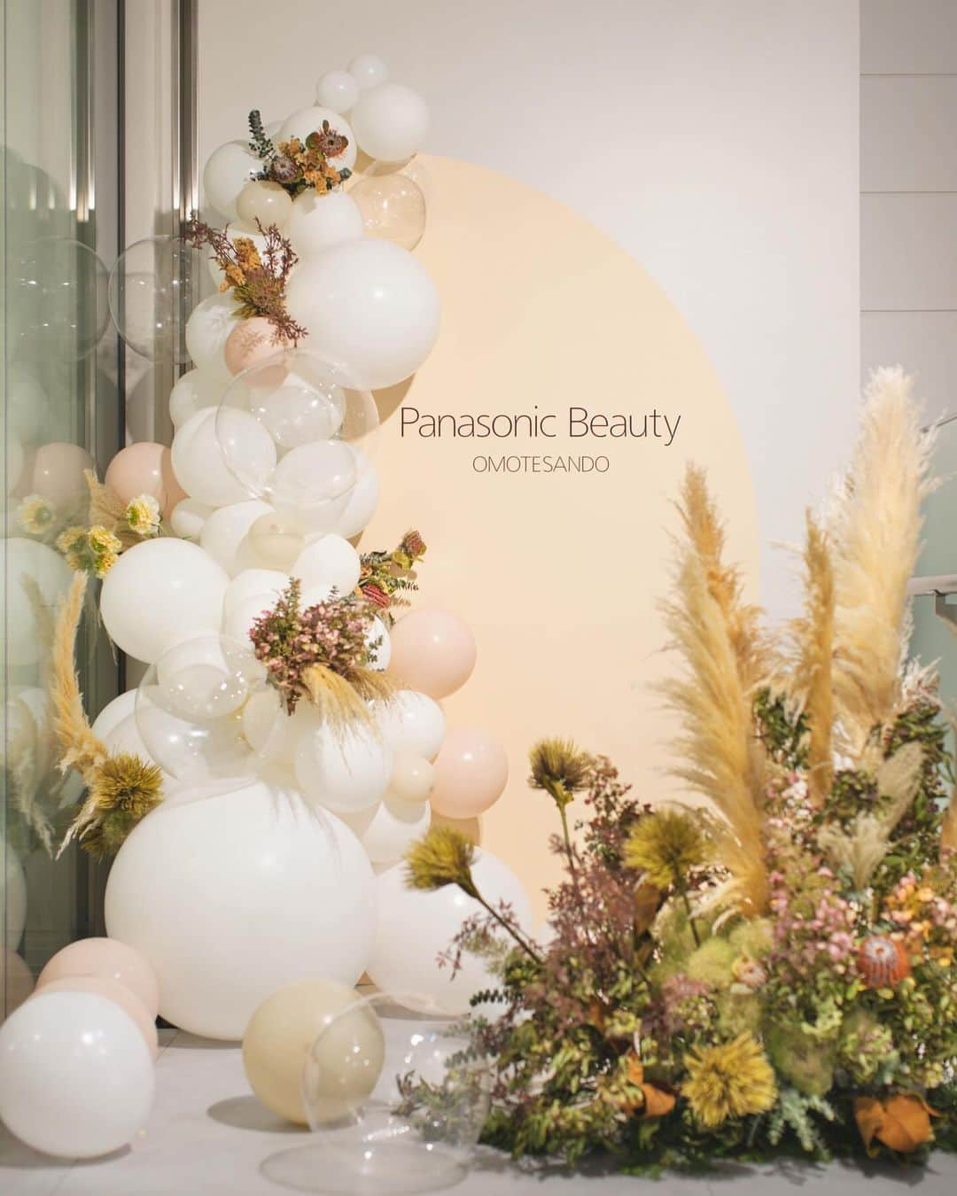 久林紘子さんのインスタグラム写真 - (久林紘子Instagram)「. Panasonic Beauty OMOTESANDO  Photo Booth 2023.9.15〜11.27  @panasonic.beauty  パナソニックの美容アイテムを体験できるパナソニックビューティ表参道。 こちらの秋のイベント用にフォトブースと階段装飾をお手伝いさせていただきました。  ▷Creative Direction: @rohicocco ( @tokyo.flamingo ) ▷Balloon: @theballtokyo ▷Flower: @juuri_flower ＿＿＿＿＿＿＿＿＿＿＿＿＿＿＿＿ #TokyoFlamingo #空間装飾 #空間スタイリング #バルーン装飾 #バルーンアレンジ #フォトブース #パーティースタイリング #パーティースタイリスト」11月29日 11時06分 - rohicocco