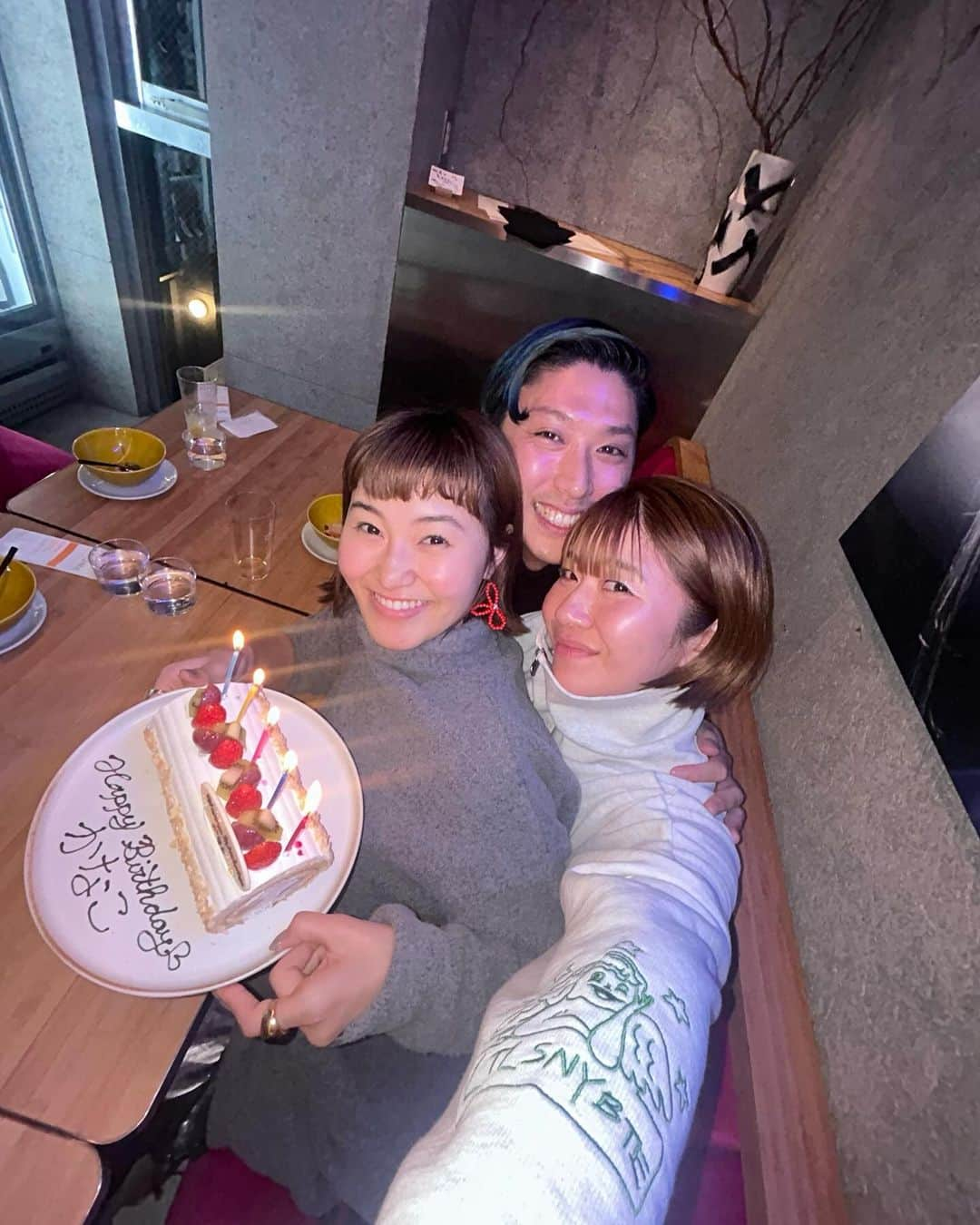 村上佳菜子のインスタグラム：「🍰♡  11月は7日がお誕生日だったので 大好きで大好きなお友達たちがたくさん お祝いしてくれました🩵  ここまで色んな事があったけど、 今、こうやって私のそばにいてくれる人達は 人の悪口なんて絶対言わないような愛に溢れてて 輝いてる憧れの人たちです🩵  私もそんな素敵な歳の重ね方をして 素敵な人間になっていきたいです！  仕事もそろそろ変化してくのかなー なんて言う怖さもあったりしますが、 流れに身を任せつつ、もう少し自分なりに 頑張ってみようと思っています！！  20代ラスト、がむしゃらに楽しんで がむしゃらに頑張るので、どうか応援して 頂けると嬉しいです🩵🩵🔥 . . . #お誕生日 #誕生祭 . . . #figureskate #figureskater #skate #skater #olympian #tagsforlikes #followme  #我的最愛 #照片  #请关注一下 #팔로우미 #팔로우환영　#일상　#94년생　#데일리」