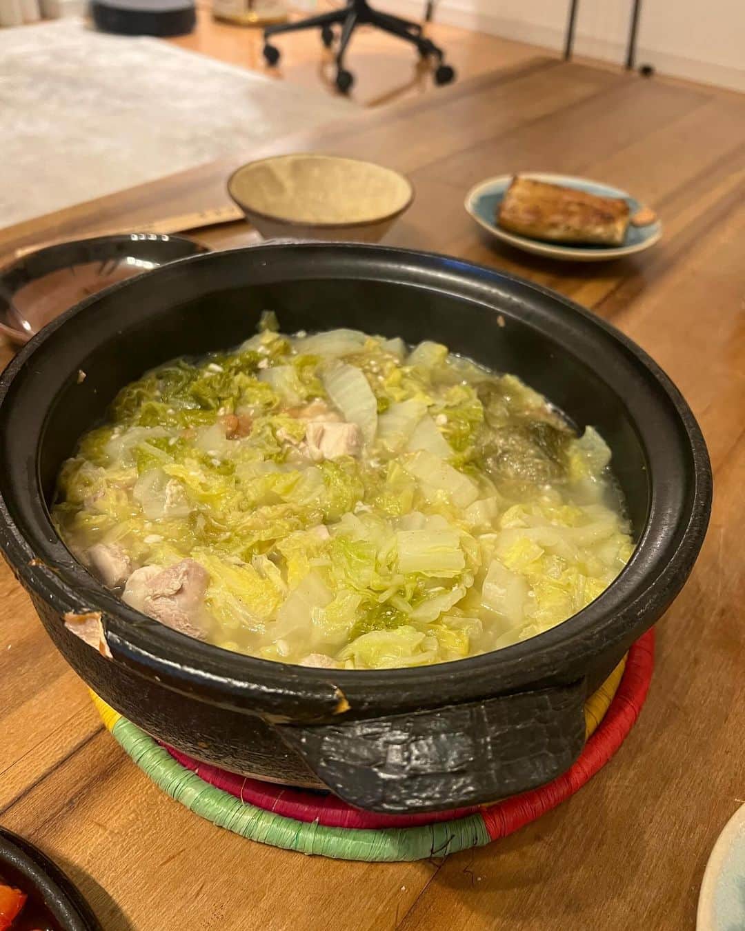 井上咲楽さんのインスタグラム写真 - (井上咲楽Instagram)「とろとろ白菜鍋！はふはふしながら食べるのがいいな〜。 あたたかい鍋と ...