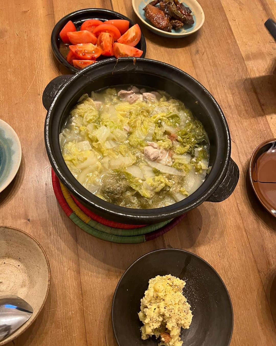 井上咲楽のインスタグラム：「とろとろ白菜鍋！はふはふしながら食べるのがいいな〜。 あたたかい鍋と冷たいトマトの食べ合わせ好きです！  #いのさくの暮らし」