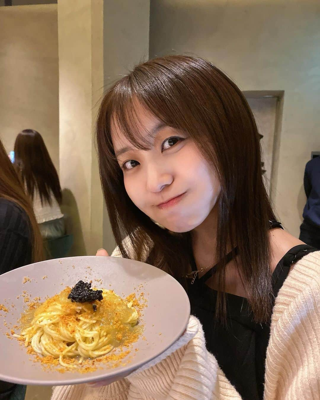 佐々木ちょこのインスタグラム：「先日オープンした POP＆POURさんの レセプションに行ってきました🍴  いただいたのは  ○高知県吉本牛乳の塩パンナコッタ ○ワカモレのブルスケッタ ○キャビアとカラスミの冷製カッペリーニ ○味玉トリュフ ○ソフトシェルクラブのメキシカンフリット ○山形牛の炭火焼　すき焼き風 ○笹の冷麺  です！ お仕事の関係でわたしだけ到着が結構遅くなってしまったんだけど、快く対応して頂いて本当に感謝でいっぱいでした😭✨  わたしは塩パンナコッタと味玉トリュフがお気に入り♡両方ともはじめての体験だったけど本当に美味しかったのでまた食べたい🥛✨  美味しいごはんとそれに合うワインをペアリングしてくれて、すごくいい時間を過ごせたし、スタッフさんも皆さんフレンドリーですごくお話しやすかったです！ぜひまたお伺いしたいです🍷🙏✨  お店に名札も貼ったので立ち寄った際には探してみてね🔍(ちっちゃく書きすぎた)  📍 東京都渋谷区恵比寿西1-15-7THE EGDE 9F　POP&POUR EBISU  PR @popandpour_ebisu #ペアリングコース #東京ワインバー #恵比寿ワインバー #東京ワイン #恵比寿ディナー #popandpourebisu」