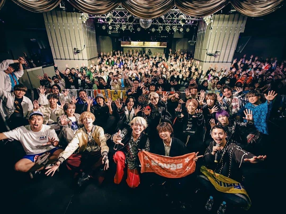 DEppaのインスタグラム：「🎤  昨日は赤羽ReNY alphaで行われた Snugs Lovers -スナラバ!!!-に出演させて頂きました！  平日にもかかわらず沢山のお客さんがイベントと 僕たちのライブを盛り上げてくれました！  ありがとうございました！！！  めちゃくちゃ楽しかったぞーーーッ！✨💯  舞台から見えたシクラ族の存在が最強でした！  本当に嬉しいよ！いつもいつもありがとう！！！  ◼️昨日セットリスト 1.kamataッ子6 2.はな 3.100年初恋 4.エール 5.MUSIC  昨日共演させて頂いたアーティストの方々が シクラメンの『100年初恋』を歌ってくれていたので ご本人登場のつもりで歌わさせて頂きました。  歌ってくれるのは大変光栄で嬉しい事なのですが、 私たち本人より上手く歌うのは固く禁止しております。  以後、お気を付けください。  嘘w めちゃくちゃ嬉しいです！本当にありがとう！  そして！呼んでくれたSnugsに大感謝！  4人ともただただかわいいw🧸  Zeppの大成功を祈る！(来年2月の話しだけどw)  ほんとは俺たちがイベントを開催して 色々な方々を呼んだりしたいんだけどさぁ  いかんせん、シクラメン「自主開催」のイベント 一度もやったことないからさぁw  来年はやってみたいなぁ🤔🤔🤔  その時は是非遊びに来てくださいませ🙏🏽  さぁ！次のライブは土曜日【福島県】  鶴さんのワンマンライブにゲスト出演させて頂きます！  日曜日は【群馬県】は片品村でライブ！  シクラメン FM GUNMAのレギュラー番組 『おつまみシクラジオ』初の公開収録です！  来てください！助けてください！w  皆様のご来場をお待ちしております！  今週末も思いっきり楽しもうねーッ！✨🍀🦑🐙  #シクラメン #シクラ族 #シクライブ #赤羽 #スナラバ #Snugs #オバトン #ラップオバケ #synphony #skipthechips #vellej #仲間 #ライバル #切磋琢磨 #LIVE #music #Smile」