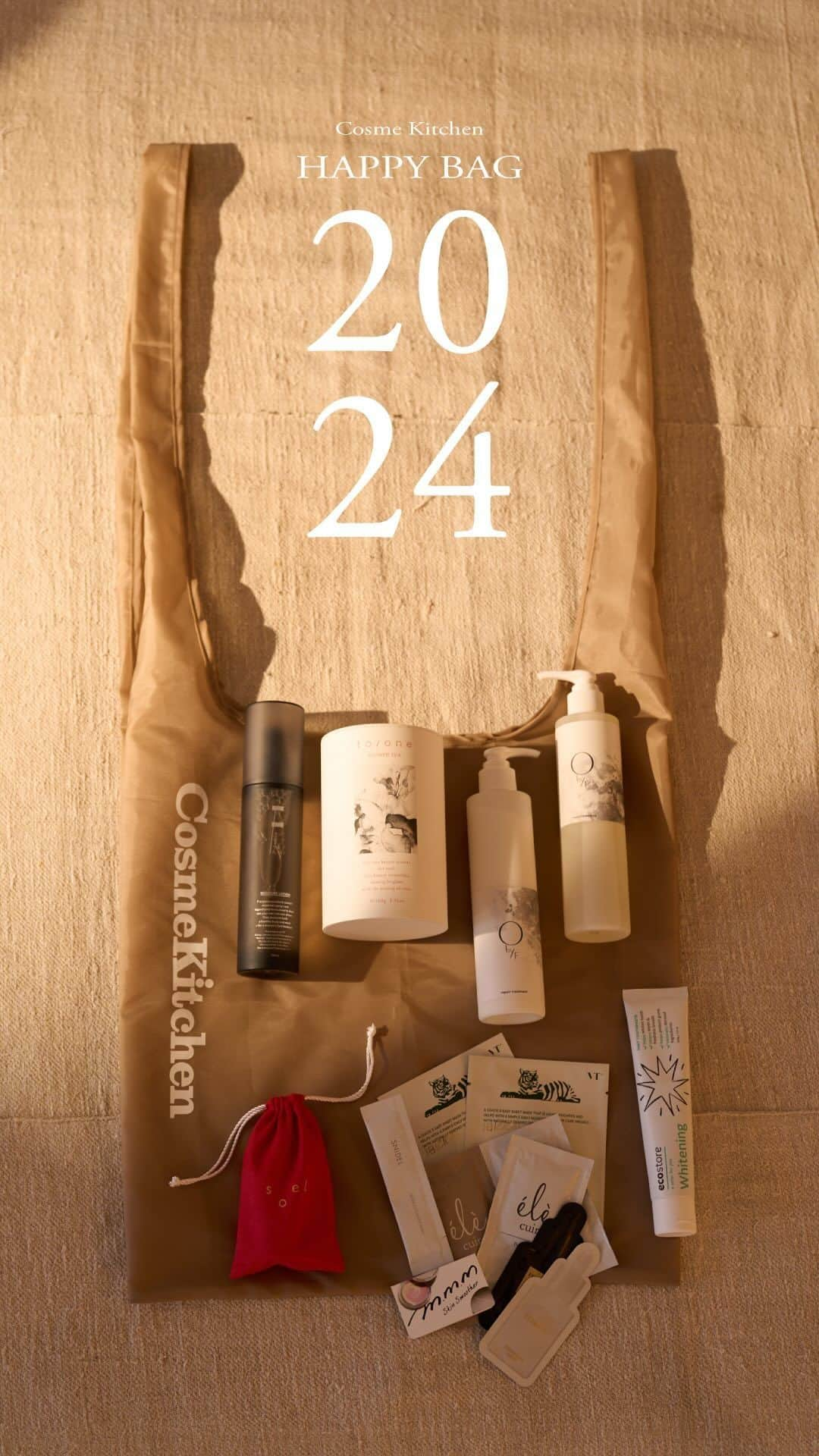 コスメキッチンのインスタグラム：「＼ WEB STORE 予約受付中🎍 ／  - Cosme Kitchen HAPPY BAG 2024  ハッピーな新年を彩る、コスメキッチンの人気アイテムを詰め込んだ数量限定バッグがコスメキッチン WEB STOREにて予約受付中！🛍️  髪や肌に優しいアルカリ還元イオン水をベースに、補修、保湿力に優れた成分配合にこだわった、O by Fのシャンプー、トリートメントをはじめ、コスメキッチンの化粧品部門で1位を取り続けているF organicsのモイスチャーローション、美味しくビタミンC補給を叶えるto/oneのフラワーティーフレッシュベリーが現品サイズでイン。 また、このキットでしか手に入らないsoelの限定ポーチに入ったセサミオイルもセットになって、約20,000円相当が8,800円（税込）に！🧧  さらには、VTのシートマスク2枚や、elecuireのヘアケアアイテム、お試しサイズの大人気m.m.mのスキンスムーザーをはじめ、発売前のアイテムが一足先にお楽しみいただけるサシェをラインアップ。  ■キット内容 ・【O by F】モイストシャンプー 250mL ・【O by F】リペアトリートメント 250g ・【F organics】モイスチャーローション 150mL ・【to/one】フラワーティー フレッシュベリー＜20包＞ ・【ecostore】トゥースペースト＜ホワイトニング＞ 100g ・【soel】LIVING-OIL オーガニックセサミオイル 30mL 限定ポーチ付き ・【VT】VT シカナチュラル マスク 2枚  ・【SNIDEL BEAUTY】リファイニング パウダーウォッシュ サシェ ・【FEMMUE】イルミナス ベルベット サシェ ・【FEMMUE】ルミエール ヴァイタルC サシェ ・【ele cuir】スリーエレメントシャンプー（L&F） サシェ ・【ele cuir】グロッシー＆スムースコンディショナー（L&F） サシェ ・【ele cuir】デュアル マスク (スカルプ＆ヘア) サシェ ・【m.m.m】スキンスムーザー PW ミニサイズ ・未発売アイテムのお楽しみサシェ ・【Cosme Kitchen】オリジナルエコバッグ  #cosmekitchen #コスメキッチン #naturalcosmetics #ナチュラルコスメ #ハッピーバッグ #happybag #福袋」