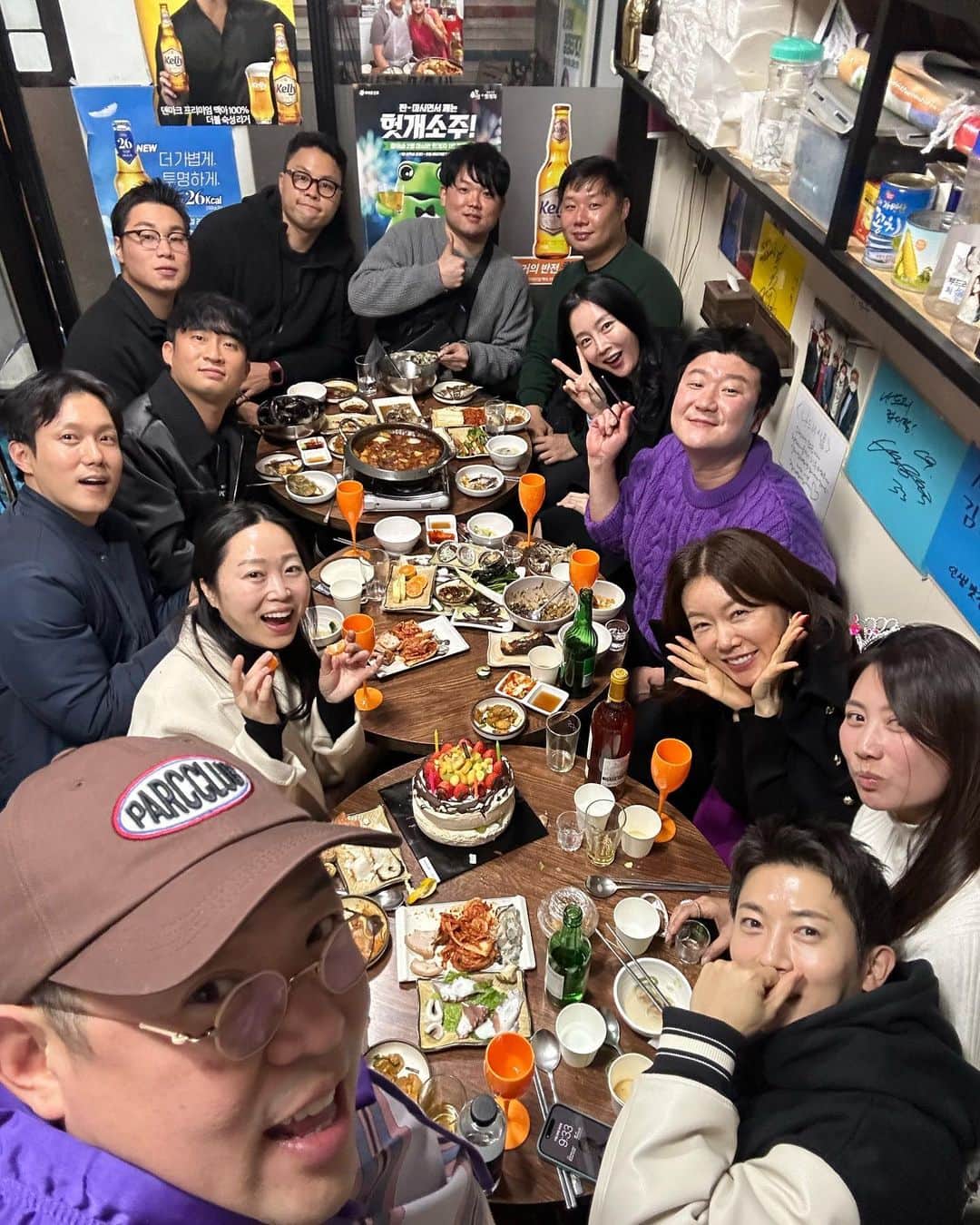 アン・ソニョンさんのインスタグラム写真 - (アン・ソニョンInstagram)「<#을지로이모카세 의 원조 : #나드리식품 >  여기서 스지떡국에, 이모가 말아주는 손김밥, 과메기 먹어줘야 레알 겨울 시시시이작🙌🏻❤️  그렇습니다.  #안선영4주다이어트챌린지 #안다챌시즌3_1기 끝나자마자 제가 젤로 먹고파서  달려간 곳은 바로바로 #을지로나드리식품💚 늘 다이어트가 일상이라, 한끼한끼에 진심인 저인지라 🙋🏻‍♀️ 맛없으면 절대 안먹는, 찐 #안선영추천맛집   무려 17코스가 나오는 뭐하나 맛없는게 없어서 한입씩 메뉴별로 맛만 봐도 배가 터질듯 불러와서, 술을 아무리 마셔도 안취하는게 문제라면 문제🫢😂  신스타오빠 @shinstargogo + 울 이한라 @aewol_the_sunset 생파도 할겸,  #이게바로안선영 채널에 맛집소개도 할겸 한달전에 통대관 해둔덕에 (보통은 대관은 아예예약이 힘들거나 몇달전에 날을 이모님으로 부터 ‘점지’받으셔야 해여. 이또한 단골만 누릴수 있는 특권. 꺄륵😉❤️)   이게 어찌 인당 5만원 코스에 다 포함되는 메뉴일까... 황송스러운, 수육과 김장김치, 직접담근 게장, 매운갈비찜, 메로구이, 석화와 소라에 돌문어데침, 동그랑땡  모두부 구이... 취나물밥... 아 여긴 진짜 큰맘먹고 가서 싹다 털어먹고 와야하거, 계절별로 메뉴가 바뀌어서 시즌별로 정기방문 해줘야하는곳이랄까.   콜키지는 병당 2만원이라 맘껏 좋아하는 와인챙겨가서 먹을수 있는것 또한 매력이라, 직접픽업해온@anseoli.bakinglab 파블로바케키를  @soulmarket0708 준형이가 들고온 샤또디캠2000 빈씩이나 까서 수저로 막 떠먹으니..  극락의 맛😍💚💙💙💙💙💚💚  아유 잘살았네 잘살았어.  또한 4주간 참고 클린식단하다 먹으니 맛이 더 극대화로 느껴져서 너무나 행복했던밤.   “좋은 사람들과 즐겁게 맛난거 실컷 먹고 마시려고”  ”평상시 절제하고“ ”매일운동하는 삶🙋🏻‍♀️“   이게바로 #바로스라이프💛  #Kfood #kculture  #lifestylist #Baromom」11月29日 11時22分 - anney_an_love