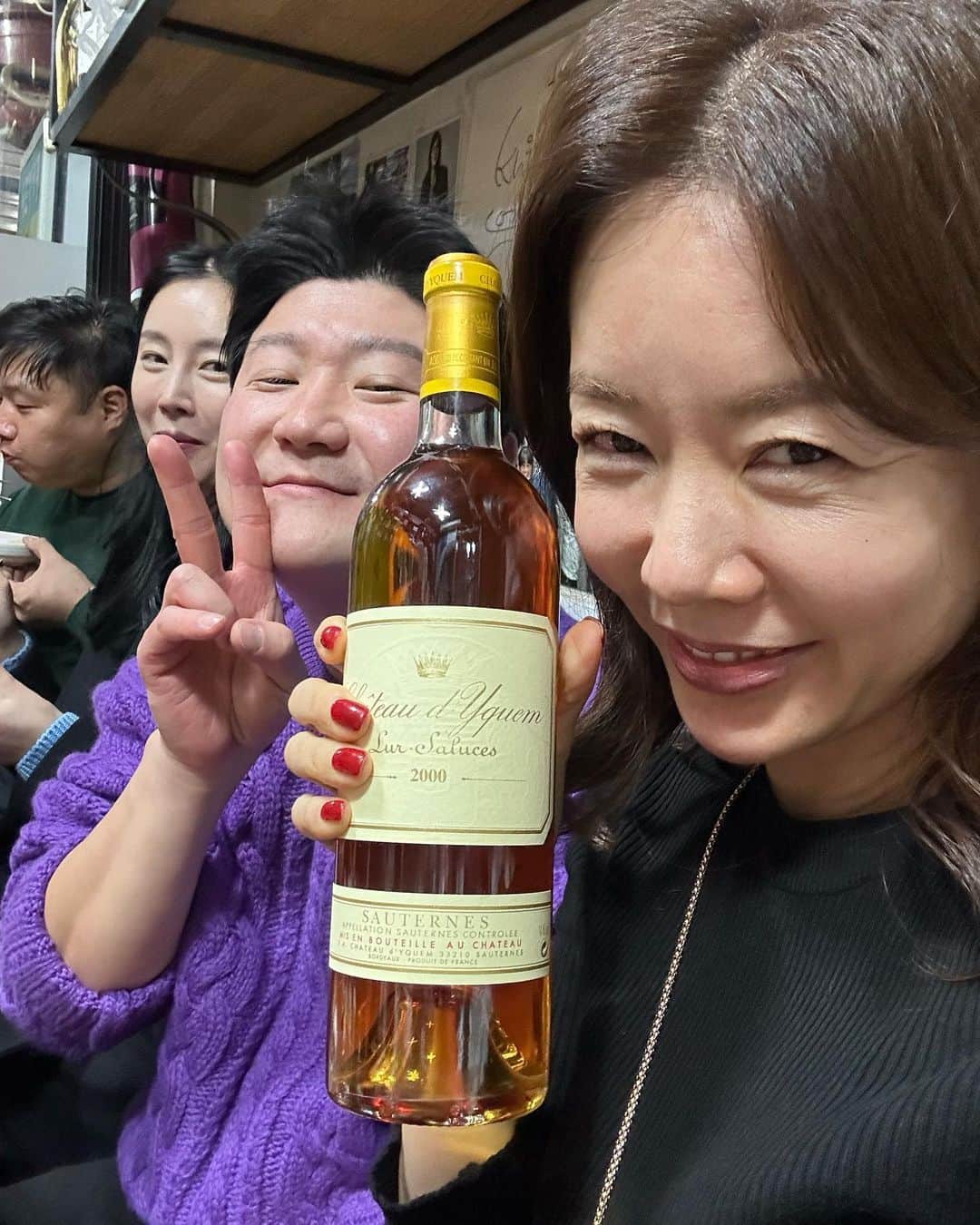 アン・ソニョンさんのインスタグラム写真 - (アン・ソニョンInstagram)「<#을지로이모카세 의 원조 : #나드리식품 >  여기서 스지떡국에, 이모가 말아주는 손김밥, 과메기 먹어줘야 레알 겨울 시시시이작🙌🏻❤️  그렇습니다.  #안선영4주다이어트챌린지 #안다챌시즌3_1기 끝나자마자 제가 젤로 먹고파서  달려간 곳은 바로바로 #을지로나드리식품💚 늘 다이어트가 일상이라, 한끼한끼에 진심인 저인지라 🙋🏻‍♀️ 맛없으면 절대 안먹는, 찐 #안선영추천맛집   무려 17코스가 나오는 뭐하나 맛없는게 없어서 한입씩 메뉴별로 맛만 봐도 배가 터질듯 불러와서, 술을 아무리 마셔도 안취하는게 문제라면 문제🫢😂  신스타오빠 @shinstargogo + 울 이한라 @aewol_the_sunset 생파도 할겸,  #이게바로안선영 채널에 맛집소개도 할겸 한달전에 통대관 해둔덕에 (보통은 대관은 아예예약이 힘들거나 몇달전에 날을 이모님으로 부터 ‘점지’받으셔야 해여. 이또한 단골만 누릴수 있는 특권. 꺄륵😉❤️)   이게 어찌 인당 5만원 코스에 다 포함되는 메뉴일까... 황송스러운, 수육과 김장김치, 직접담근 게장, 매운갈비찜, 메로구이, 석화와 소라에 돌문어데침, 동그랑땡  모두부 구이... 취나물밥... 아 여긴 진짜 큰맘먹고 가서 싹다 털어먹고 와야하거, 계절별로 메뉴가 바뀌어서 시즌별로 정기방문 해줘야하는곳이랄까.   콜키지는 병당 2만원이라 맘껏 좋아하는 와인챙겨가서 먹을수 있는것 또한 매력이라, 직접픽업해온@anseoli.bakinglab 파블로바케키를  @soulmarket0708 준형이가 들고온 샤또디캠2000 빈씩이나 까서 수저로 막 떠먹으니..  극락의 맛😍💚💙💙💙💙💚💚  아유 잘살았네 잘살았어.  또한 4주간 참고 클린식단하다 먹으니 맛이 더 극대화로 느껴져서 너무나 행복했던밤.   “좋은 사람들과 즐겁게 맛난거 실컷 먹고 마시려고”  ”평상시 절제하고“ ”매일운동하는 삶🙋🏻‍♀️“   이게바로 #바로스라이프💛  #Kfood #kculture  #lifestylist #Baromom」11月29日 11時22分 - anney_an_love