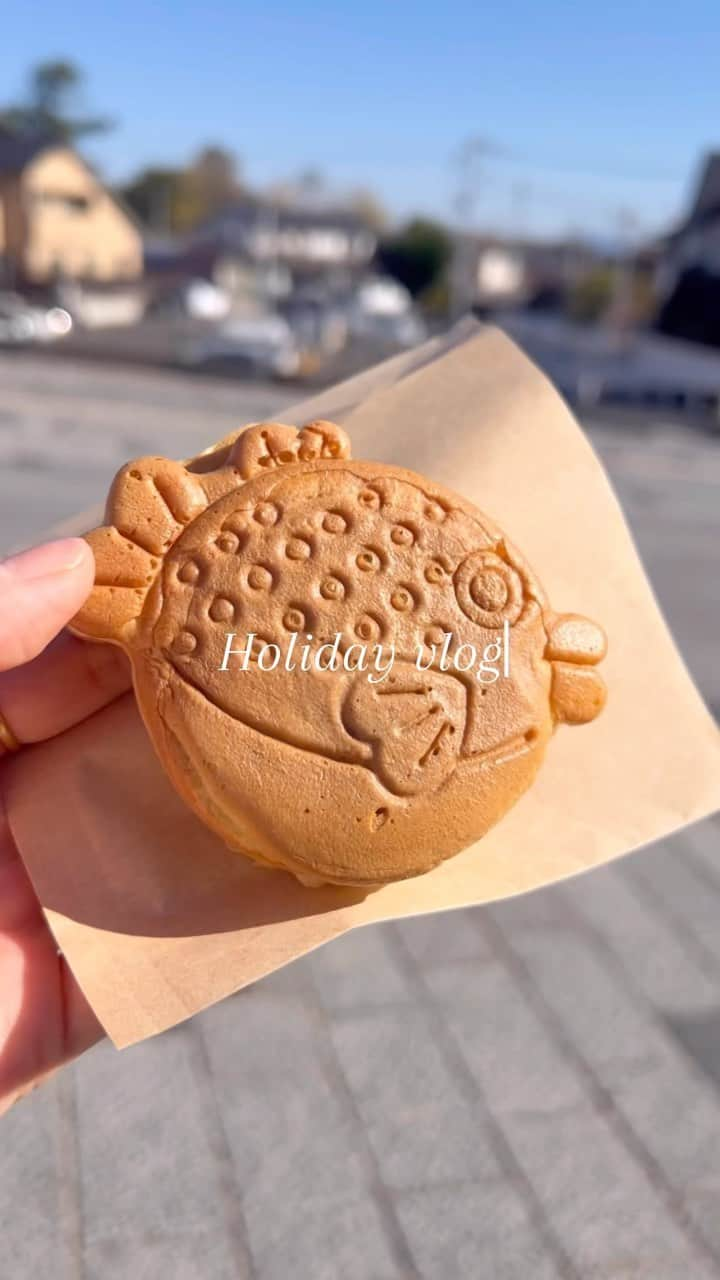 喜多よしかのインスタグラム：「神在月の出雲大社にお邪魔しました⛩  気持ちの良いお天気と空気感で、心地よかった…し、 沢山美味しい物もいただけました🥹  ぜんざいって、神在餅（じんざいもち）に起因している出雲発祥のものって知ってびっくり。  じんざい➡︎ずんざい➡︎ぜんざいに訛って京都に辿り着いたんだって。面白い。  これからはぜんざい食べるたびにありがた〜い気持ちになっちゃいそう🙏🏻✨  全国の神様が旧暦の10月に出雲大社に集まるってすごいですよね。 なんだか良い事が起きそう☺️ （と思っているけど家電やらどんどん壊れて行ってますが😌笑）  #出雲大社#出雲グルメ #出雲ぜんざい#出雲#神在月」