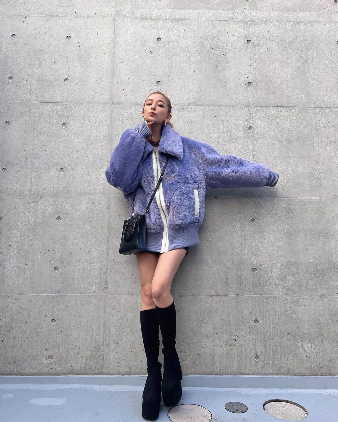 のインスタグラム：「買い物day💜🛸  Outer @gydajp  EXPOSE リバーシブルエコファージャケット❤︎‪  これ1個持ってるだけでリバーシブルで着られる 2wayだから着回し力抜群✌🏼🛸  3カラーあったけどPURPLEかわいかったから PURPLEにした💜防寒過ぎるあったかい///  #gyda #冬服 #冬服コーデ #アウター」