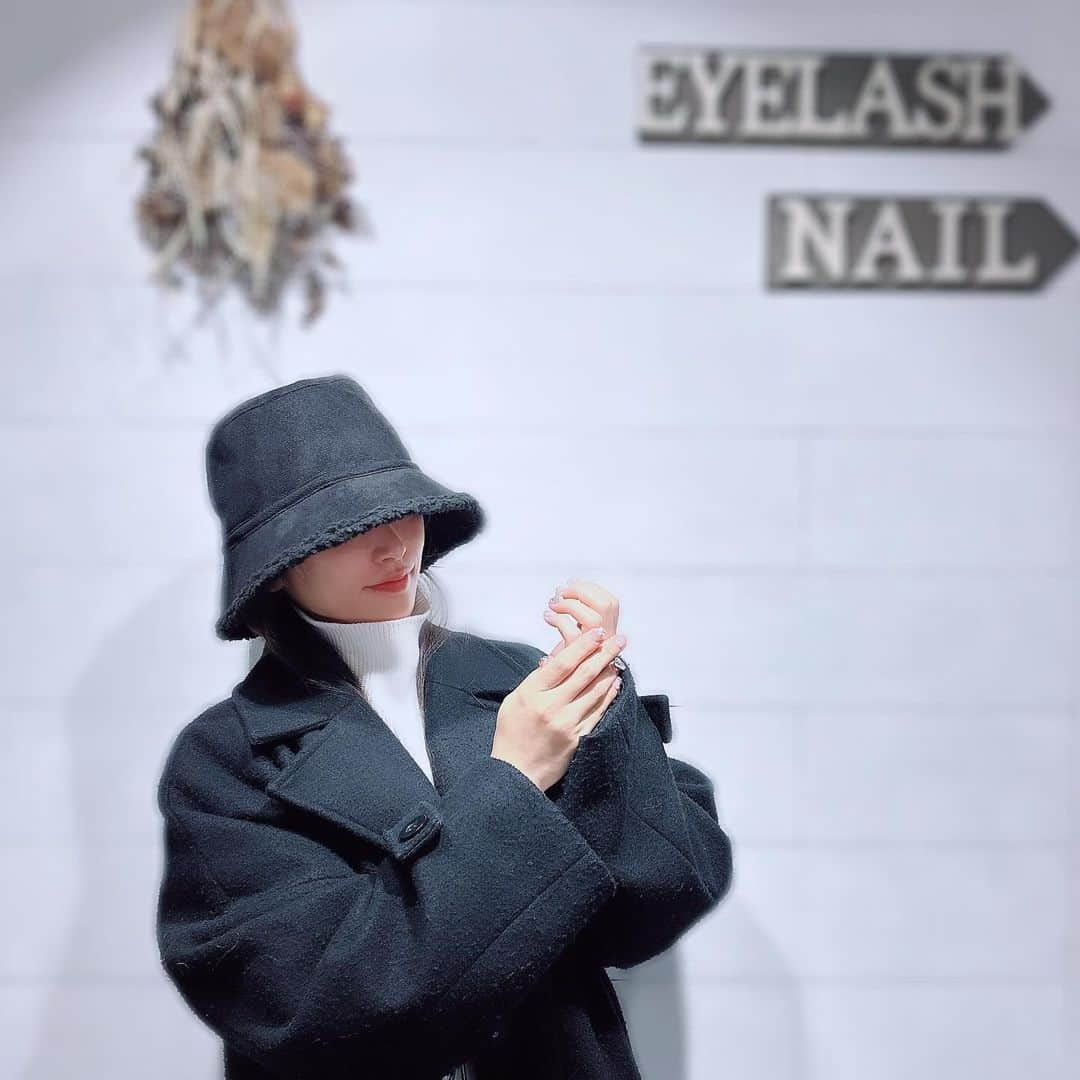 根岸愛さんのインスタグラム写真 - (根岸愛Instagram)「🤍💅🤍 . newネイル💅💕 Lapis新宿店 担当はmanamiさん(@lapis_manami )🤍 冬っぽく更にきらっきらにらしてもらった🥰 リボンのパーツの下にパール置くの可愛い🎀 2枚目の私怪しすぎる😂✨ #nail #nails #nailart #lapisnail #winternails  #ネイル #バンドネイル #冬ネイル #キラキラネイル」11月29日 11時34分 - negishiai927