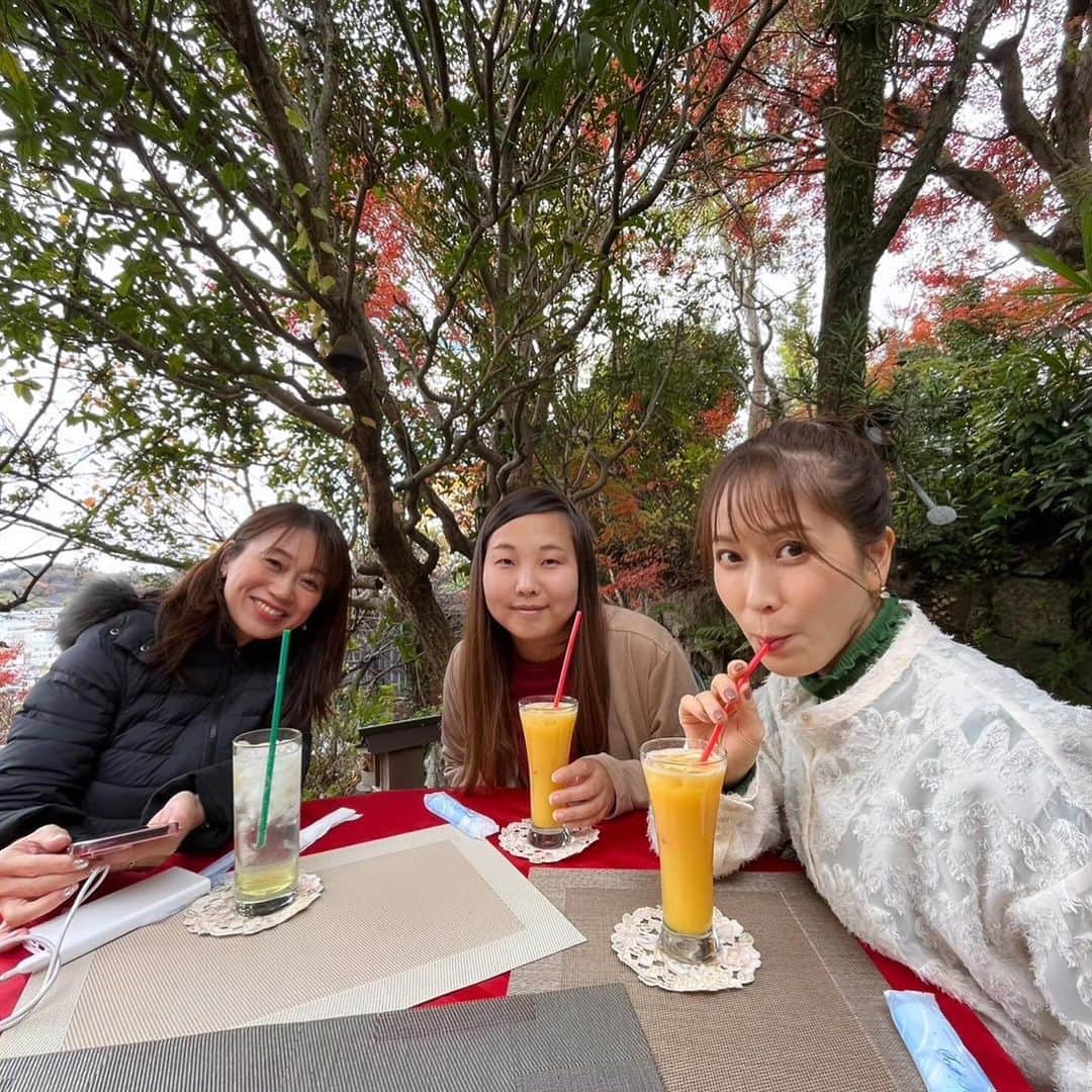 大隅智子さんのインスタグラム写真 - (大隅智子Instagram)「盛岡放送局の仲間のななちゃん、ちゃぐちゃん、東京から気象予報士のえみちゃんが、広島にきてくれました。 広島や宮島、尾道を訪ねました。 奇跡的な猫やカフェなどの出会いがあり、しかも、時間がいつもギリギリのスリル満点の旅でした。 たくさん食べて、歩いて、笑った４日間でした！ 広島の魅力を改めて感じました！ 尾道の写真が多いのは、尾道がすごく好きになったからです。 映っている猫は、岩合さんの猫歩きの尾道編でメインだった猫ちゃん。 カメラ目線にびっくりでした。 #広島　#宮島　#尾道　#しまなみ街道  @nanaka_chujo @emi123123123123  @nozomimichioka_tanaka」11月29日 11時28分 - tomokotenki