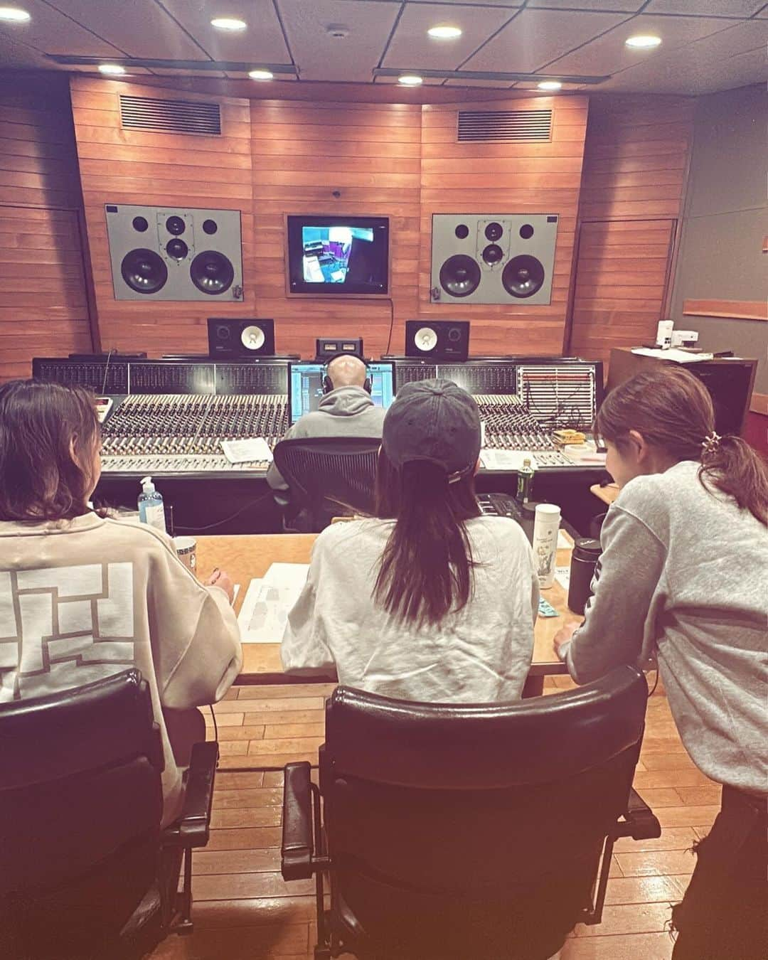 lecca_officialさんのインスタグラム写真 - (lecca_officialInstagram)「recording！スタジオにて  アルバムを作るなんて、7年ぶり🔥🔥🔥🔥🔥❤️‍🔥❤️‍🔥❤️‍🔥❤️‍🔥❤️‍🔥  柳さん見てるよね！ 柳さんの席には天野さん座ってくれてるよー！ 坪井ちゃんも柳さんの仕事してくれてるよー！  7年ぶりだっていうのに、強気の🤩新たなディレクターは頼まず！のスタイルで、制作進行中です。  思いっきり遊ぼうじゃないか。」11月29日 11時42分 - lecca_official