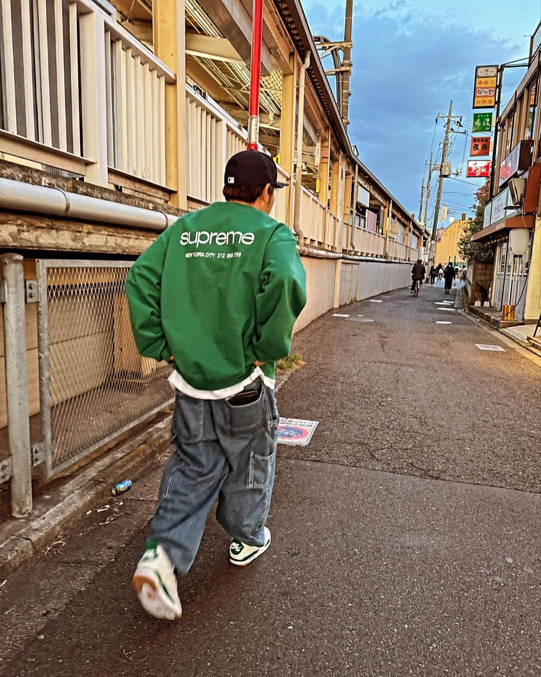 ヤスタケさんのインスタグラム写真 - (ヤスタケInstagram)「💚👟 いつも腰パン直しながら歩いてる🚶🏻」11月29日 11時37分 - yasutagram0316