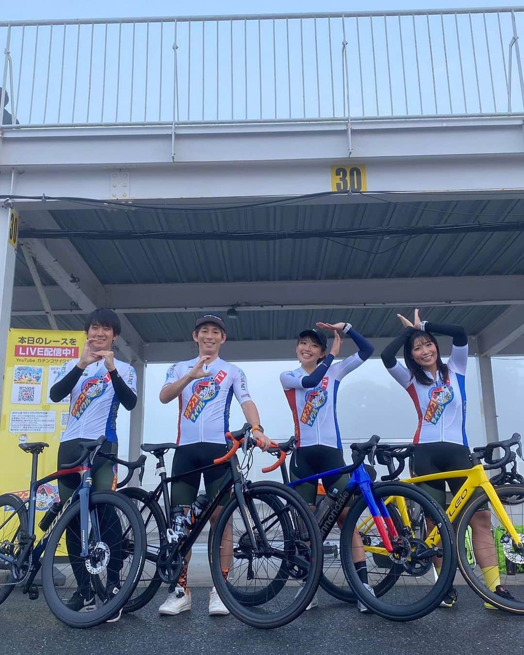 イッシーさんのインスタグラム写真 - (イッシーInstagram)「先週は自転車weekでした😊🚲 ゲストライダー（響きかっこよ） でセオフェス、いばらきK1ライドに呼んで頂きまして精一杯ペダルを回してきました！  【セオフェス】は #バイシクルクラブ の坂本さん（もっくん）と2人で4時間を走り続ける4時間エンデューロに出場。交代する時のバトン繋ぎがエモかったです（絆）  チームで出場するレースは1人で出るレースより格別に面白い！また出たいな。  鈴ちゃんとミズちゃんのペアと勝負しましたが、9周差をつけられてボロ負けでした。笑　抜かされるときに爽やかに「ミカンさ〜ん😆」は超人なのよ。  4時間エンデューロの後は1時間半の 生放送でした！足プルプルで頑張りました。ほぼ5時間半エンデューロでした。  週末は茨城県の霞ヶ浦の一周100キロをライドする【いばらきK1ライド2023】でした。  またまた鈴ちゃんと一緒で ずっと2人喋りしてまして、鈴ちゃんの事を色々聞いて参りました☺️  極寒でしたが、エイドでの美味しい食べ物や楽しいお話で胸いっぱい、お腹もいっぱいでした！足はいっぱいいっぱいでした。  1週間めっちゃ楽しかったー！ カロリー消費がえぐいので、ずっとお腹減ってます。ミカンを見かけたらエサを与えてあげてください。  この二つのレースの模様は #GCTV JBCF公認ガチンコサイクルTVで見れます！YouTubeで検索、チャンネル登録宜しくお願いしますー！ もうすぐ1万人やって😆  #セオフェス #いばらきk1ライド  #GCTV #ガチンコサイクルtv #太ももぐんぐん成長中」11月29日 11時48分 - mikankun141