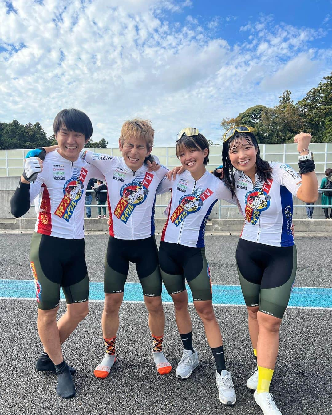 イッシーのインスタグラム：「先週は自転車weekでした😊🚲 ゲストライダー（響きかっこよ） でセオフェス、いばらきK1ライドに呼んで頂きまして精一杯ペダルを回してきました！  【セオフェス】は #バイシクルクラブ の坂本さん（もっくん）と2人で4時間を走り続ける4時間エンデューロに出場。交代する時のバトン繋ぎがエモかったです（絆）  チームで出場するレースは1人で出るレースより格別に面白い！また出たいな。  鈴ちゃんとミズちゃんのペアと勝負しましたが、9周差をつけられてボロ負けでした。笑　抜かされるときに爽やかに「ミカンさ〜ん😆」は超人なのよ。  4時間エンデューロの後は1時間半の 生放送でした！足プルプルで頑張りました。ほぼ5時間半エンデューロでした。  週末は茨城県の霞ヶ浦の一周100キロをライドする【いばらきK1ライド2023】でした。  またまた鈴ちゃんと一緒で ずっと2人喋りしてまして、鈴ちゃんの事を色々聞いて参りました☺️  極寒でしたが、エイドでの美味しい食べ物や楽しいお話で胸いっぱい、お腹もいっぱいでした！足はいっぱいいっぱいでした。  1週間めっちゃ楽しかったー！ カロリー消費がえぐいので、ずっとお腹減ってます。ミカンを見かけたらエサを与えてあげてください。  この二つのレースの模様は #GCTV JBCF公認ガチンコサイクルTVで見れます！YouTubeで検索、チャンネル登録宜しくお願いしますー！ もうすぐ1万人やって😆  #セオフェス #いばらきk1ライド  #GCTV #ガチンコサイクルtv #太ももぐんぐん成長中」