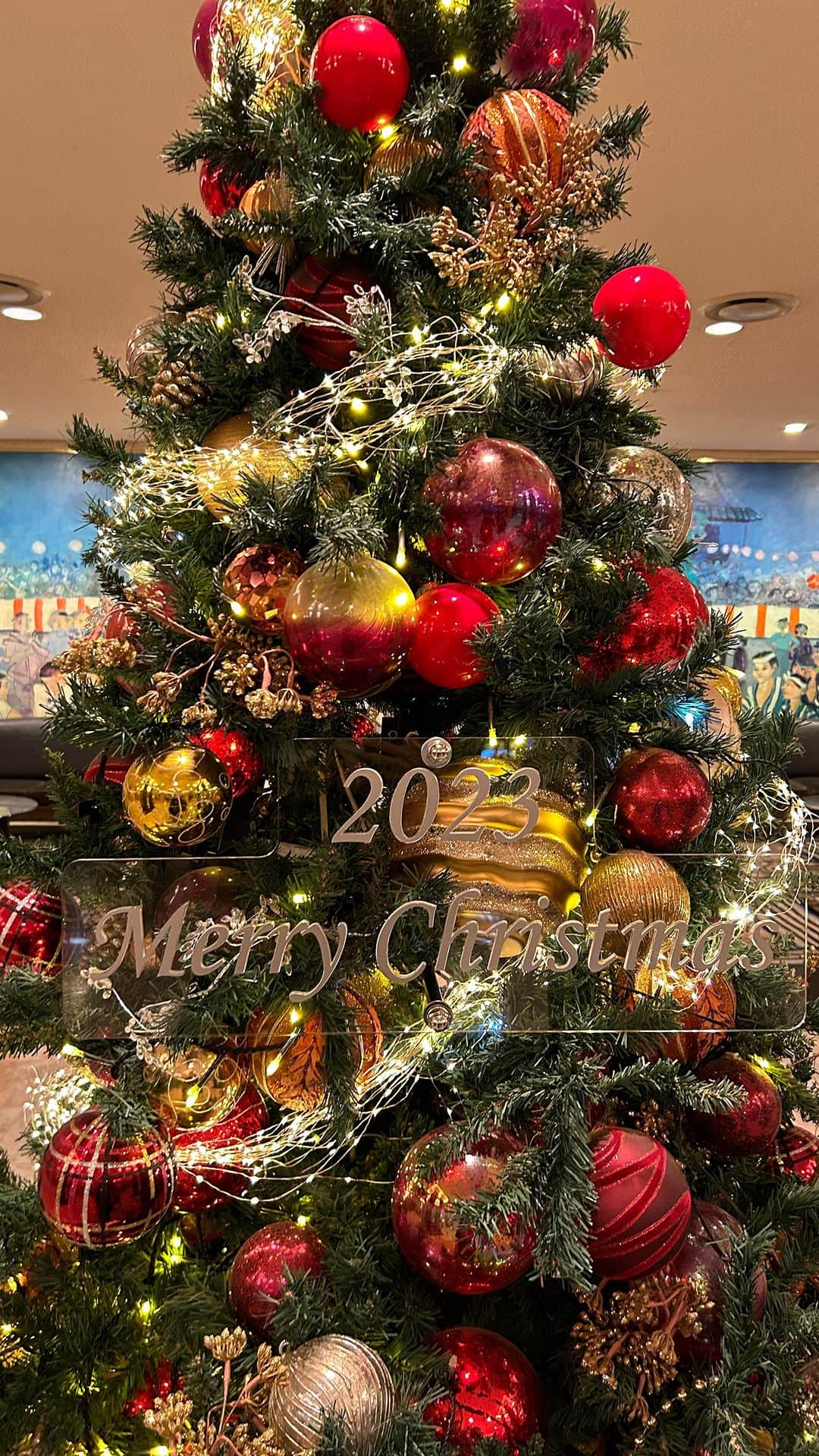 ホテルニューオータニ博多のインスタグラム：「🎄クリスマスツリー🎄  今年もロビーにクリスマスツリーが登場🎄 館内にもたくさんのクリスマス飾りも設置しています✨ ホテルが一段と華やかになりました✨❣️  素敵なホリデーシーズンをお過ごしくださいませ🎅💕  #Christmas #Christmastree #クリスマス #クリスマスツリー #クリスマスオーナメント #ホリデーシーズン #福岡ホテル #福岡観光 #ホテルロビー #福岡旅行 #hotelneotanihakata #newotanihakata #ホテルニューオータニ博多 #ニューオータニ博多」
