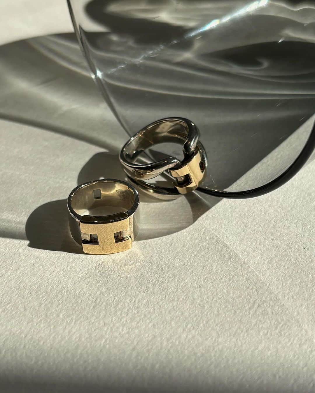 のインスタグラム：「. ［Left］ HERMES ヘラクレスリング 品番:H23111277H  ［Right］ HERMES ヒストリーリング 品番:H23111282H  ※2点共代官山店先行販売商品  @hedy_daikanyama @hedy_osaka_ @hedy_worldwide  #hedy #hedy_japan #vintageshop」