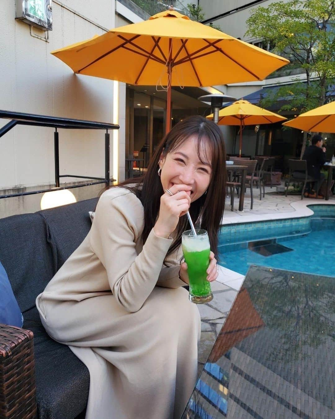 崎本ゆかりのインスタグラム：「🥤  まもなく12月だっていうのに、 外でクリームソーダが飲めちゃうくらい あたたかかった日。(昨日w 気持ちよかったな〜〜♩ たくさん写真を撮ってくださる先輩に なんちゅー顔してんねん😩な4枚目w  . #クリームソーダ」