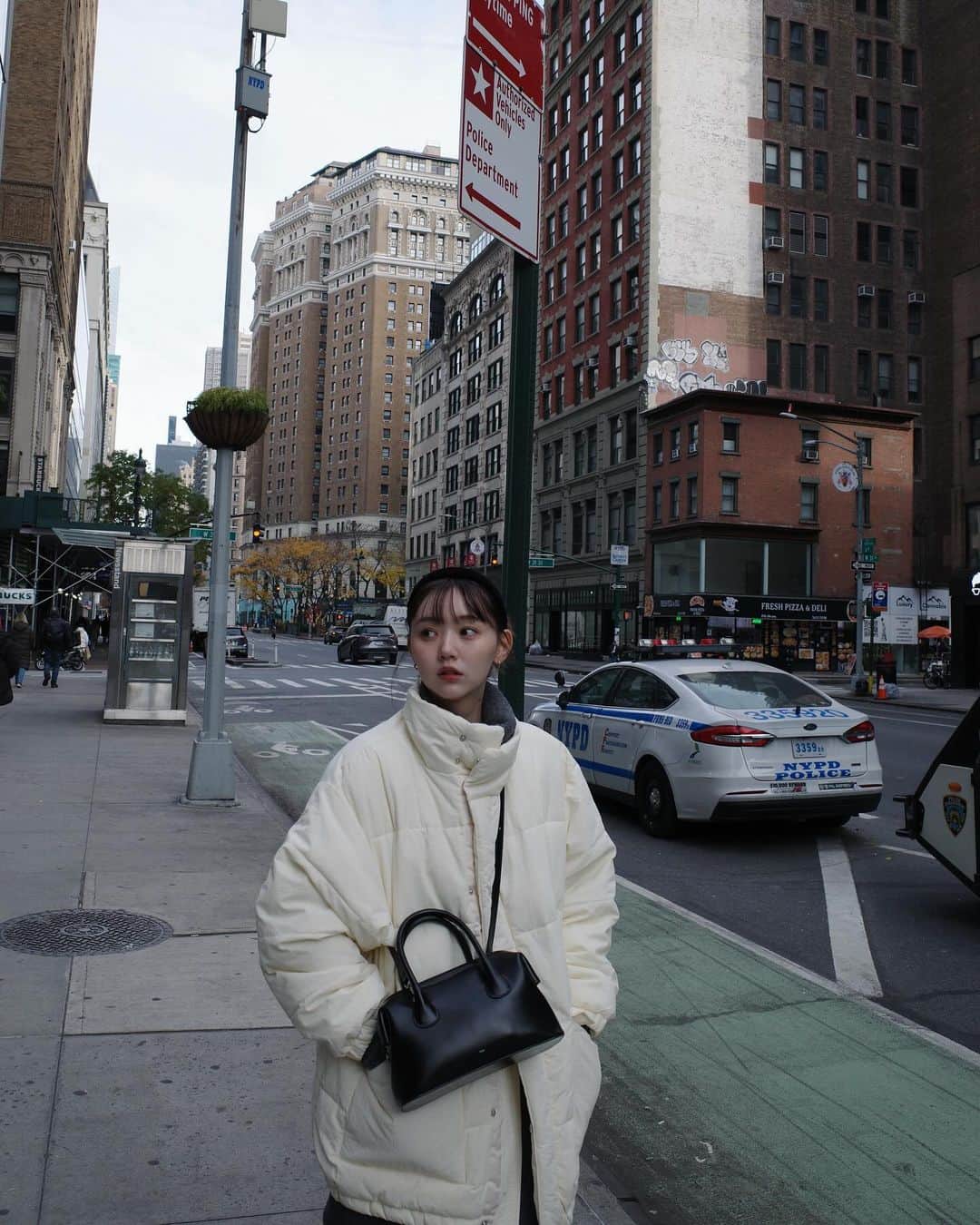 江野沢愛美さんのインスタグラム写真 - (江野沢愛美Instagram)「夜は1°くらいになったニューヨークでは新しいダウンが大活躍🗽 こっちで買ったカイリーのリップも可愛すぎて買ってよかった✨」11月29日 11時59分 - enosawa_manami