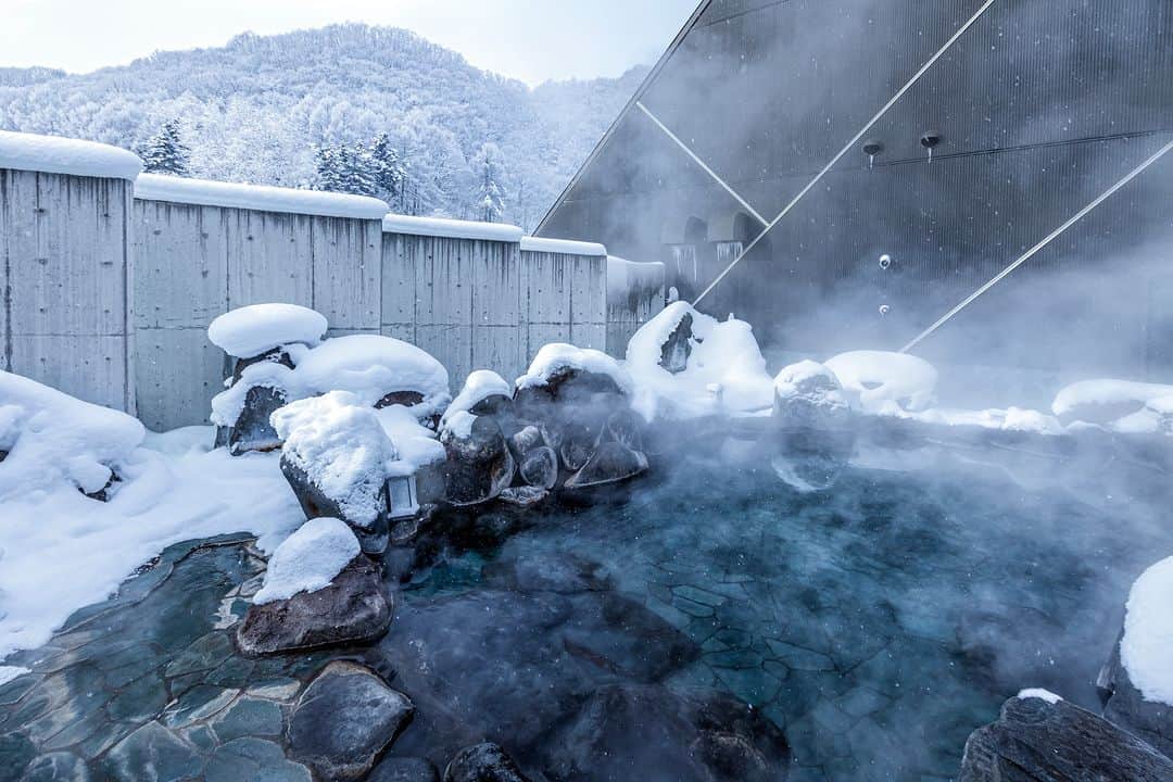 北海道じゃらん【公式】さんのインスタグラム写真 - (北海道じゃらん【公式】Instagram)「北湯沢温泉の冬旅はいかがですか？ 自然の中にある3施設では、冬景色を楽しみながら温泉も満喫できます！ 12/28（木）～1/14（日）の期間限定で北湯沢冬花火も見られます♪  2～3枚目：緑の風リゾート きたゆざわ 4～5枚目：きたゆざわ 森のソラニワ 6枚目：湯元ホロホロ山荘  #北海道じゃらん #北海道じゃらん12月号 #北湯沢温泉　#緑の風リゾート #森のソラニワ　#ホロホロ山荘 #PR」11月29日 12時00分 - hokkaido_jalan