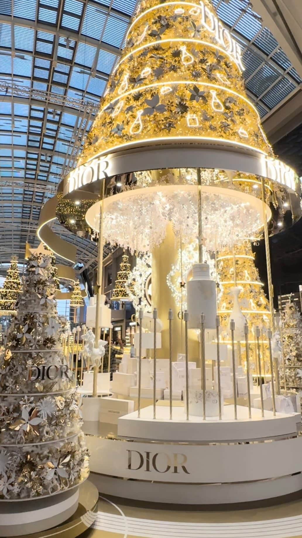 秋山衣梨佳のインスタグラム：「🎄🎠💄 　 　 Hari Krismas di Singapura juga. Dior Krismas di Marina Bay Sands. Hiasan yang akan membuatkan mata anda bersinar. Selamat Hari Krismas⭐️ 　 　 Dream in Dior @marinabaysands ( - 31th Des) 　 　 #DreaminDior#DiorBeautyChristmas#dior#diorbeauty#marinaBaySands#Singapore#シンガポール#シンガポール旅行」
