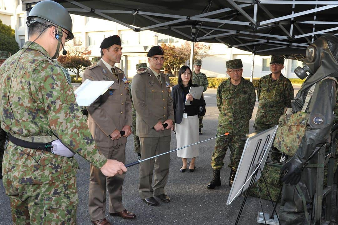 陸上自衛隊のインスタグラム：「陸上自衛隊は、１１月２０日から２４日までの間、同月上旬の森下陸上幕僚長による公式訪伊に引き続き、イタリア軍参謀本部との間でＣＢＲＮ専門家交流を実施。伊軍参謀本部関連部署による化学学校、陸幕化学室、陸上自衛隊広報センター（りっくんランド）への訪問等により、ＣＢＲＮ分野における両国の協力関係強化の重要性を共有しました。🇮🇹🇯🇵 #陸上自衛隊 #JGSDF #日伊協力計画 #イタリア #CBRN #化学学校 #陸上自衛隊広報センター #りっくんランド」