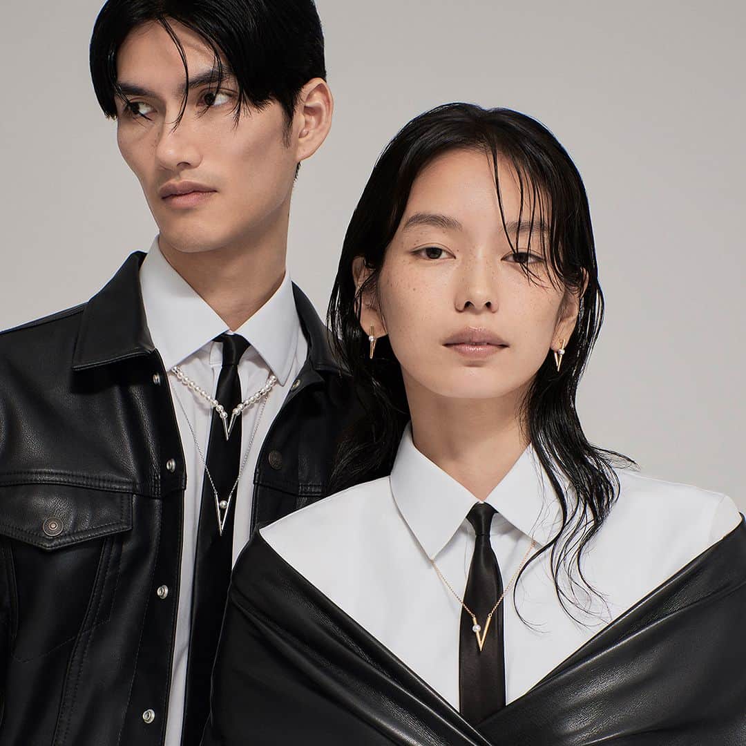 Mikimotoのインスタグラム：「Shared or paired – “V Code” is a must-have recommendation to explore and add to you and your loved one’s holiday wardrobes.  パートナーとのシェアにもおすすめの「V Code」で、ふたりの個性を輝かせて。  #MIKIMOTO #ミキモト #MikimotoHoliday #VCode」