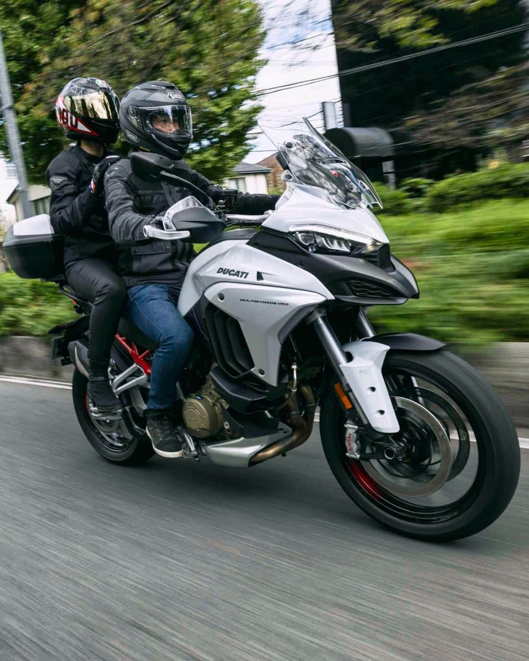 Ducati Japanのインスタグラム：「My life with Multistrada Vol.3  ムルティストラーダと共にある、みなさんの素敵な日常をご紹介するコラム・シリーズ、「My life with Multistrada」  第3弾は佐々木朋春・めぐご夫妻です。  「ガレージでバイクを洗っている夫をふと見てみると、ニヤニヤしてバイクを見てるんです。手は止まっていて、洗車がぜんぜん進んでなくて」  ムルティストラーダV4 Sを駆る朋春さんと、モンスターSPを駆るめぐさんご夫妻の仲睦まじいドゥカティスタ2人のストーリーを公開しました。  詳細はドゥカティ公式Webサイトの特設ページでご覧ください。  #ムルティストラーダV4 #ムルティストラーダ #ドゥカティいいじゃん #RuleAllRoads #ツアラー #アドベンチャーバイク #イタリアンバイク #Ducati #ドゥカティ #MyLifeWithMultistrada」