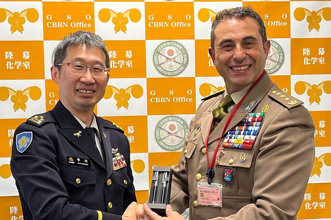 陸上自衛隊さんのインスタグラム写真 - (陸上自衛隊Instagram)「陸上自衛隊は、１１月２０日から２４日までの間、同月上旬の森下陸上幕僚長による公式訪伊に引き続き、イタリア軍参謀本部との間でＣＢＲＮ専門家交流を実施。伊軍参謀本部関連部署による化学学校、陸幕化学室、陸上自衛隊広報センター（りっくんランド）への訪問等により、ＣＢＲＮ分野における両国の協力関係強化の重要性を共有しました。🇮🇹🇯🇵 #陸上自衛隊 #JGSDF #日伊協力計画 #イタリア #CBRN #化学学校 #陸上自衛隊広報センター #りっくんランド」11月29日 12時00分 - jgsdf_pr