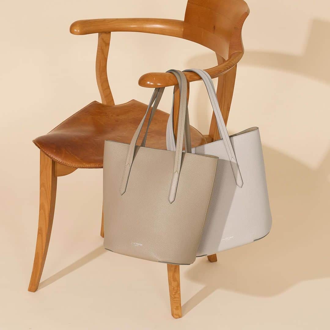 J&M Davidsonのインスタグラム：「無駄のないシンプルな見た目の"DART N/S TOTE / ダーツ NS トート"。 コンパクトながらも仕事や休日の必需品を収納できる、ほどよい大きさが魅力なシンプルかつ実用的なエヴリデイトートです。 新色のチョコレートやダークオリーブを加えた全6色で展開。  #jandmdavidson #ジェイアンドエムデヴィッドソン #トートバッグ」