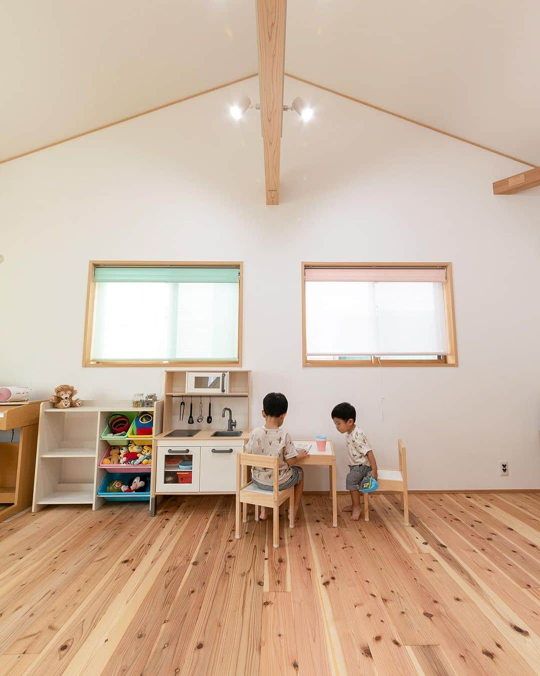 新産住拓 株式会社のインスタグラム：「キッチン横にある子ども部屋は、 お料理をしながらでも お子さまに目が届きます。  #こども部屋  _______________  ▼住まいの情報やイベント情報▼ @shinsan_jyutaku  プロフィールのリンクから _______________  私たちは、熊本の住宅メーカーです!  1964年、熊本市で 創業して以来59年にわたり、 この地域で累計6,000邸以上の 住まいづくりを お手伝いさせていただきました。  #新産住拓 の『拓』の字には、 「"お客様にとって最良の住まいとは何か” を 常に探求し、開拓し続けたい」という想いを、 “住拓”という言葉に込めています。  #熊本の企業 として、 この街の気候・風土・文化を熟知し、 より良い住まいを 探求・開拓し続ける、 私たち新産住拓の住まいを ご提案します。  #熊本注文住宅 #熊本住宅会社 #熊本住宅 #熊本建築 #熊本新築  #新産リフォーム はコチラ▼ @shinsan_reformより  #新産エクステリア はコチラ▼ @shinsan_exterior より」