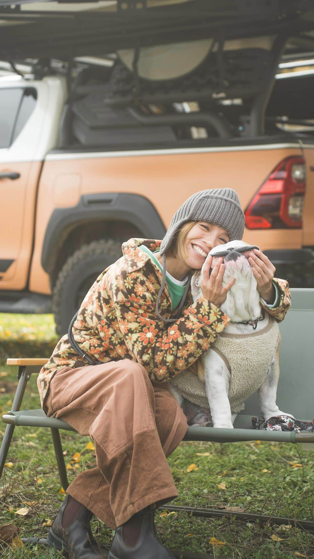 階上実穂のインスタグラム：「秋とバルバとキャンプ🐶🍁🍂  #regressive_evolution #feldonshelterjapan #feldonshelter #feldonfamily #outdoor #camp #campvibes #landrover #defender #defender110 #toyota #hilux #hiluxgrsport #reels #reelsinstagram #reelsvideo #秋キャンプ #キャンプ #アウトドア #ブルドッグ #イングリッシュブルドッグ #キャンプ飯 #車上泊 #ランドローバー #ディフェンダー #トヨタ #ハイラックス  #ルーフテント #ルーフテントのある生活 #リール動画」