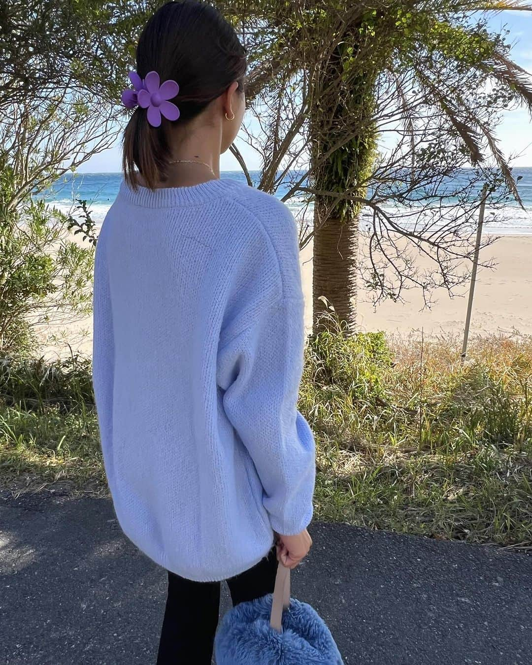 Akane Ogawaのインスタグラム：「こんにちは🏵️  モヘアタッチオーバーサイズのシンプルニット🧶 ブルーが可愛くゆるっと🩵  ネックレスは、 @jj1984.jj お守りネックレス♡ シトリン✨✨ 幸運を呼ぶ希望の石♡ アメジスト✨✨ マイナスエネルギーをプラスに変えてくれます♡ ヘッドのgoldプルメリアは一年中付けても可愛いです🩷 長さ調整出来ます。  #pinkmafia #pinkmafiasmd #izu #shim oda」