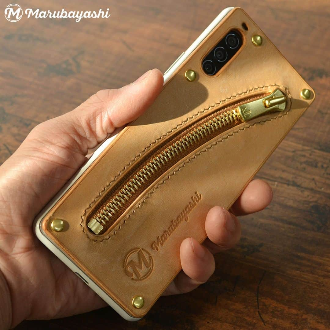 MARUBAYASHIのインスタグラム：「*  スマートフォンの 背面カバー。  他の作品はこちらから ▷@takahiro_marubayashi ........................................................ Smartphone back cover.  Click here to see other works. ▷@takahiro_marubayashi  #xperia #スマホカバー #レザークラフト #leatherhandmade #leatherdesign #leatherproduct #handmade #leatherlove #leatherlife #革好き #革のある暮らし」