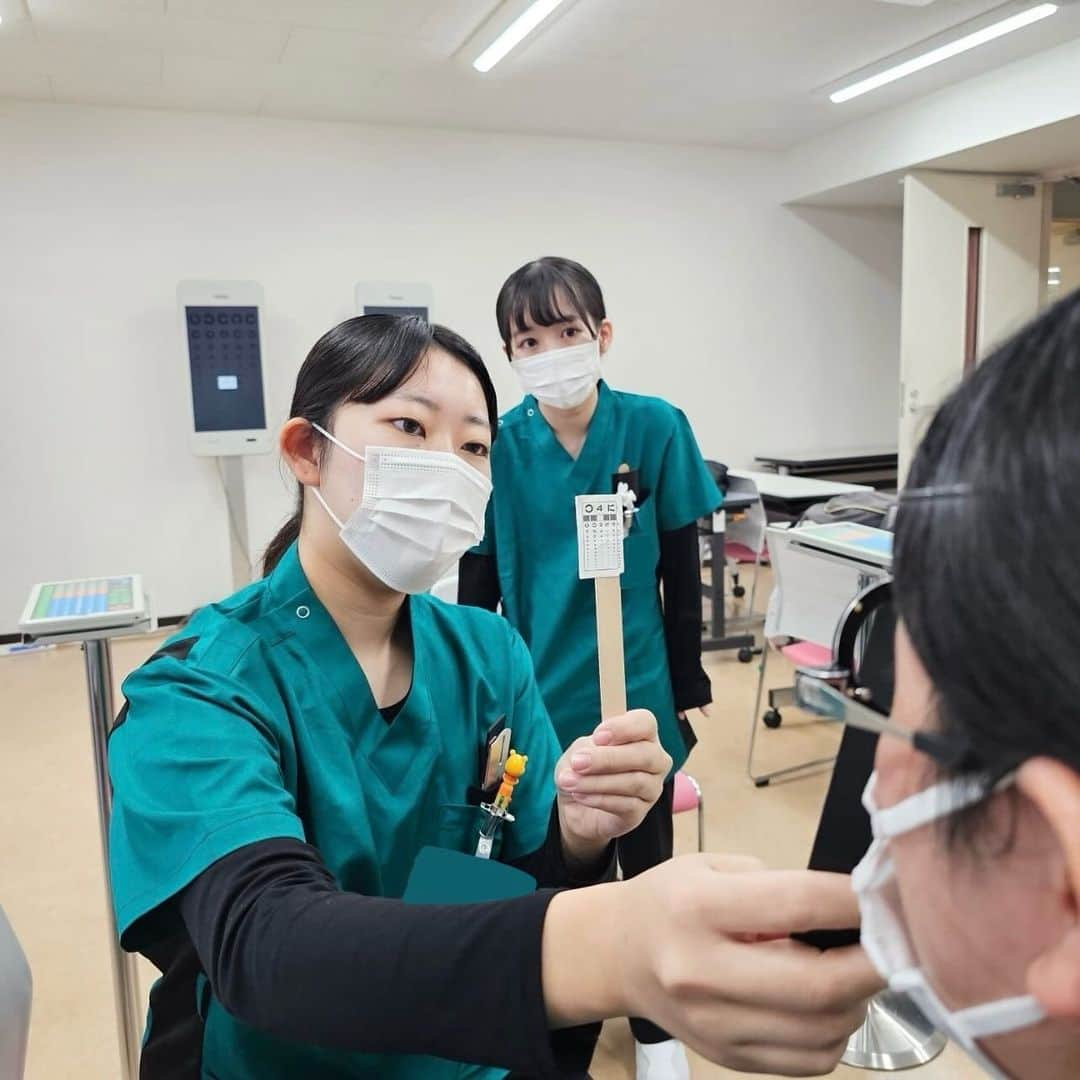 東京医薬専門学校さんのインスタグラム写真 - (東京医薬専門学校Instagram)「視能訓練士科3年生👀 第2回実習後実習(11/27(月))  3年生が1年生の実習授業で眼位(眼の位置)検査について教えてくれました🎵  1年生からは、 「丁寧に教えてくれて嬉しかった！」 「分からない部分が理解できた！」 など、3年生へ感謝の気持ちが溢れていました☺️  3年生からは、 「自分自身も復習になった！」 「自分の持っている知識で教えることができた！」 「教えるのは結構難しかった。」 など、検査手技の振り返りだけでなく教える立場の難しさについても感想をいただきました😊  2週間にわたり、1年生・3年生ともに振り返りや課題発見ができたかな？  患者さんに寄り添える視能訓練士になれるよう一緒に頑張りましょう💪🏻  #視能訓練士 #ort #東京医薬看護専門学校 #tcm #専門学校 #学生 #実習 #眼科 #眼鏡 #検査 #眼位 #視力 #病院 #医療 #看護師 #資格取得 #勉強垢 #江戸川区 #葛西」11月29日 11時58分 - tokyo_iyaku