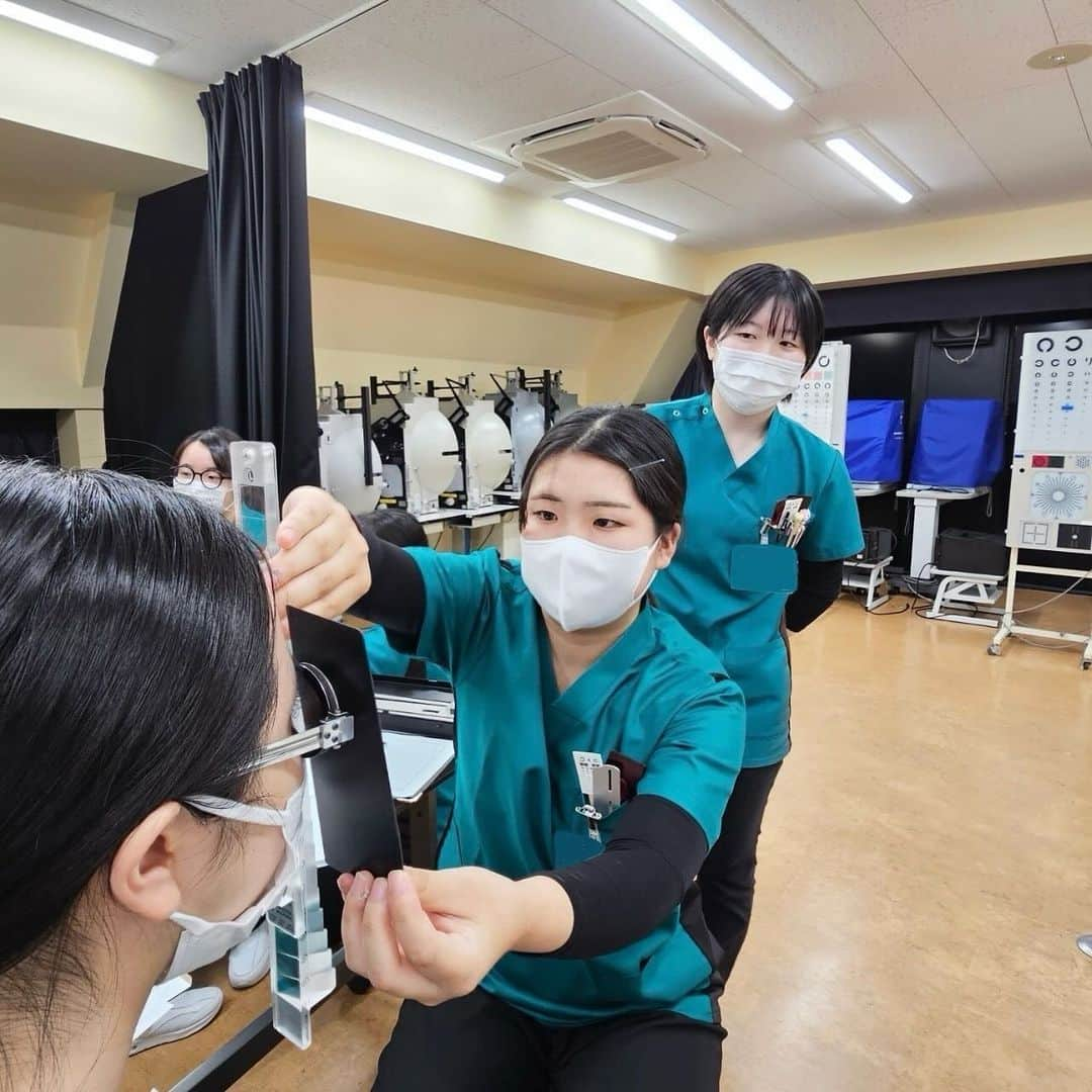 東京医薬専門学校さんのインスタグラム写真 - (東京医薬専門学校Instagram)「視能訓練士科3年生👀 第2回実習後実習(11/27(月))  3年生が1年生の実習授業で眼位(眼の位置)検査について教えてくれました🎵  1年生からは、 「丁寧に教えてくれて嬉しかった！」 「分からない部分が理解できた！」 など、3年生へ感謝の気持ちが溢れていました☺️  3年生からは、 「自分自身も復習になった！」 「自分の持っている知識で教えることができた！」 「教えるのは結構難しかった。」 など、検査手技の振り返りだけでなく教える立場の難しさについても感想をいただきました😊  2週間にわたり、1年生・3年生ともに振り返りや課題発見ができたかな？  患者さんに寄り添える視能訓練士になれるよう一緒に頑張りましょう💪🏻  #視能訓練士 #ort #東京医薬看護専門学校 #tcm #専門学校 #学生 #実習 #眼科 #眼鏡 #検査 #眼位 #視力 #病院 #医療 #看護師 #資格取得 #勉強垢 #江戸川区 #葛西」11月29日 11時58分 - tokyo_iyaku