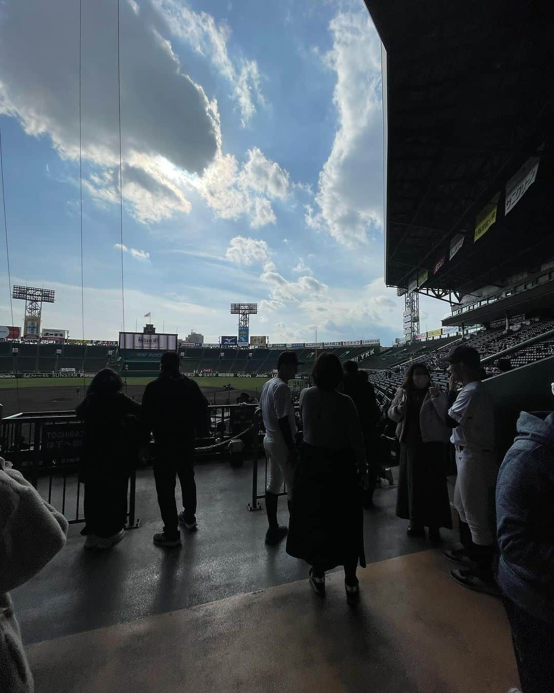 白木夏子さんのインスタグラム写真 - (白木夏子Instagram)「来たよ甲子園球場！！ コロナ禍で甲子園が開催されなかった当時の甲子園球児たちが日本全国から集まっています。  甲子園が開催されなかったのは戦後初、小さな頃から練習を重ねてきた球児たちやそのご家族の悔しさは計り知れません。  球場に入ったら…ユニフォームに身を包んだ子がグラウンドをバックに、お母さんやご家族が写真を撮っていて、早速涙腺がやばいです😂  武蔵野大学EMCの大武優斗が発起人となり開催することになった #あの夏を取り戻せ 全国元高校球児野球大会。多くの学生ボランティアも武蔵野大学から夜行バスで駆けつけ、開催に必要だった7,000万円の開催費も多くのスポンサーさまのおかげで集め切ることができ、今日を迎えています。  これから記念セレモニーなどが始まります。」11月29日 12時03分 - natsukoshiraki