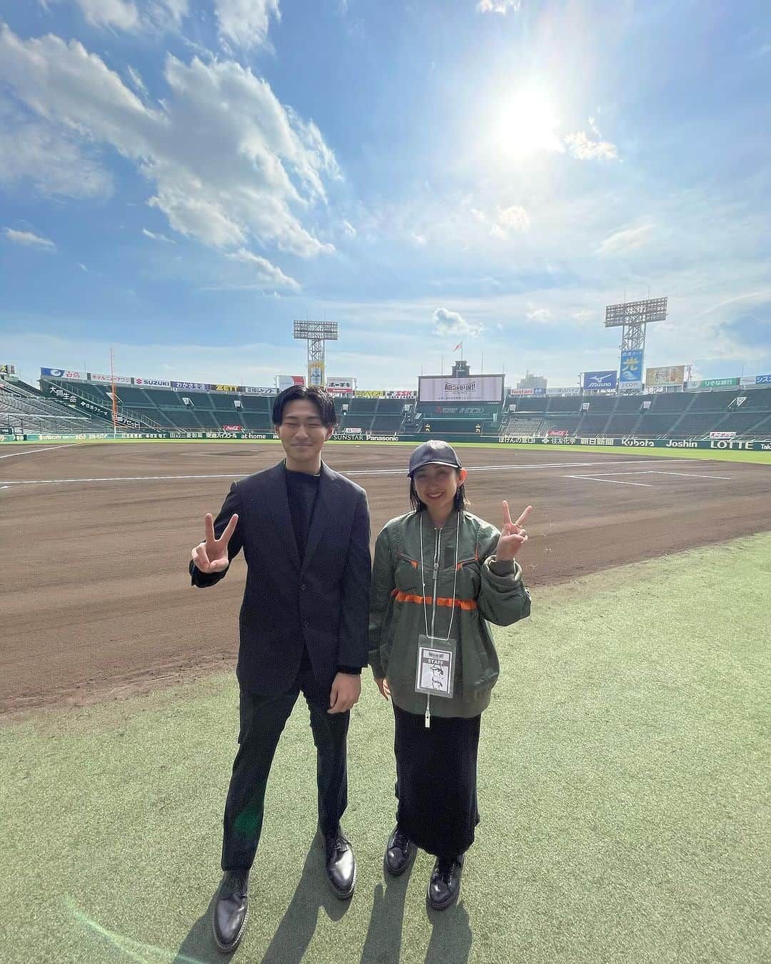 白木夏子のインスタグラム：「来たよ甲子園球場！！ コロナ禍で甲子園が開催されなかった当時の甲子園球児たちが日本全国から集まっています。  甲子園が開催されなかったのは戦後初、小さな頃から練習を重ねてきた球児たちやそのご家族の悔しさは計り知れません。  球場に入ったら…ユニフォームに身を包んだ子がグラウンドをバックに、お母さんやご家族が写真を撮っていて、早速涙腺がやばいです😂  武蔵野大学EMCの大武優斗が発起人となり開催することになった #あの夏を取り戻せ 全国元高校球児野球大会。多くの学生ボランティアも武蔵野大学から夜行バスで駆けつけ、開催に必要だった7,000万円の開催費も多くのスポンサーさまのおかげで集め切ることができ、今日を迎えています。  これから記念セレモニーなどが始まります。」