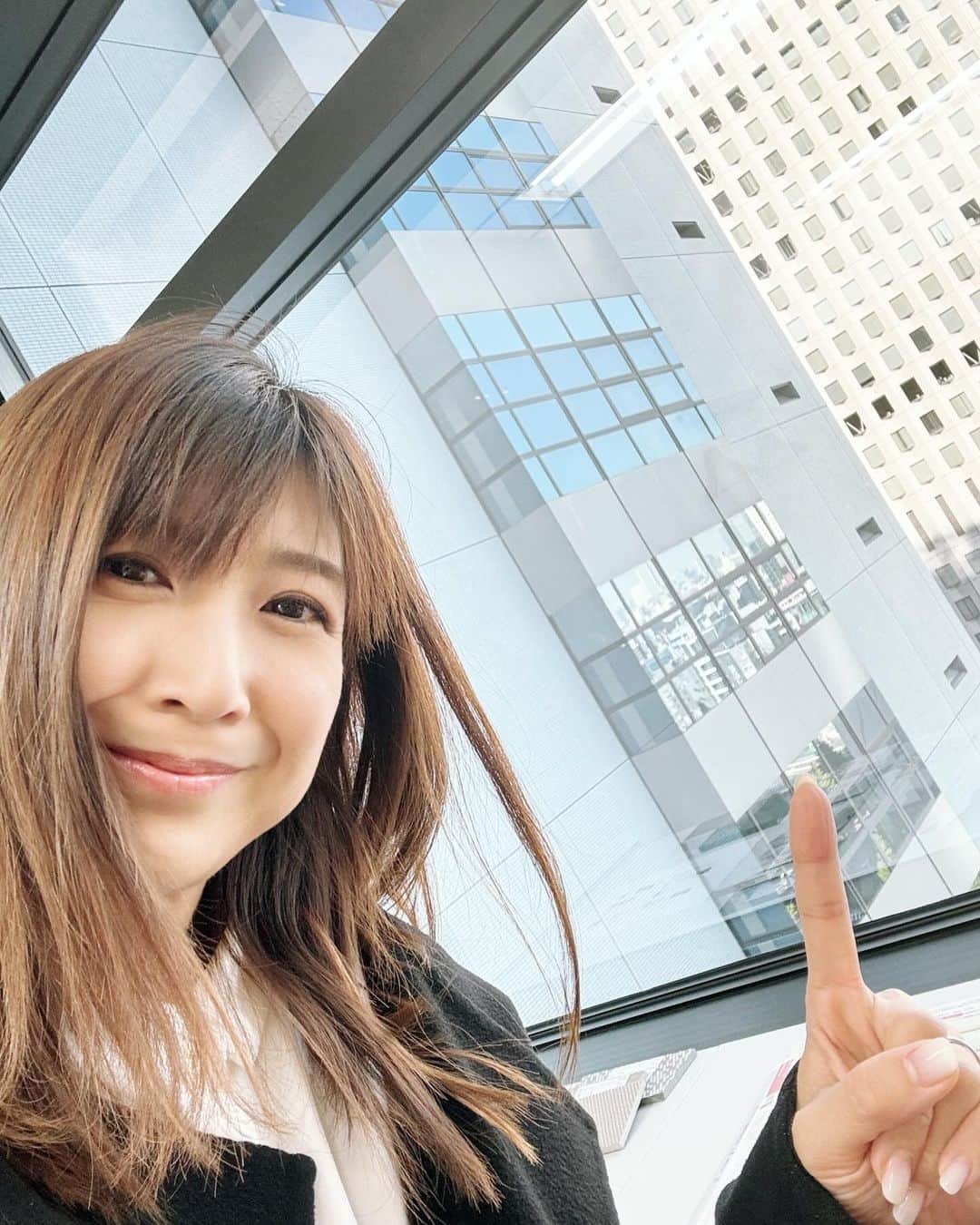 根本美緒のインスタグラム：「えーっと。高層ビル☝️なんの写真だ…ちょっとバタバタしてまして。。  とりあえず更新😅  サンタ活動の一環として、昔の長女のキッズ携帯に新しい番号入れようとしたら、もう3Gには入れられないです☺️と☝️そっか… デジタルの進化とサスティナブルの両立を是非お願いしたいところ🤭サンタ考えますw #クリスマス #サンタ活動」