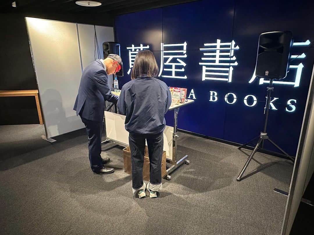 ゲッターズ飯田のインスタグラム：「本日で   ３月までの折り返しになると思いますが   まだまだ占えるので   生放送が聴けなくても   ご応募OKなので   まずはご応募を   応募は多いんですが   まだまだ   エピソードが書かれていない人も多いので   毎回書いていますが   「占って」   「毎年本買ってます。占って」   は   １０００００％選ばれないので   まあ   このブログ読んでいる人はこのパターンで送らないと思うんですが   まずは   何運を聞きたいのか   多いのは   恋愛、結婚なので     私は   ３１才都内に勤めているOLです   普段は有楽町周辺なので奇跡的に飯田さんにお会いできないか   周辺を探す事をもありますが   なかなかお会いできないので   応募しました   私恥ずかしながら３１年間一度も彼氏ができたことがなく   このまま   何もないまま枯れて行くのではないかと不安になっています   仕事は順調でこの年齢ですが   全体のリーダー的な立場を任されたりもしています   ただ   仕事よりもどうしても恋愛をどうにかしたく   街コンや出会い系もやっているんですが   どうにもいい人がいないので    私は運命の人にいつで会い付き合って結婚できるのでしょうか   どうかよろしくお願いします     まあ   このくらいかな   と   そんなに難しく考えなくていいので   状況と占って欲しい内容がわかればいいのかな   と   選ぶのは僕ではなくスタッフさんなので   まずは送ってみてください   番組の始まる２時間くらい前からスタッフさんが見始めるので   １８時くらいまでに一度送っておくといいかな     まだまだ放送は３月末まであるので   放送を聞いて   どんな感じが採用されているか聞いて   みるのもいいかな   と   ただ   そう思っただだけ ゲッターズ飯田五星三心占い２０２４  運気カレンダーに◎、⭐︎の日に買い物や決断をすると運気が上がります。  袋とじは年内に開封してください。  本の帯にはゲッターズ飯田に直接鑑定してもらえる応募券もあります。  ご自分が何タイプか知りたい方はこちらから  http://asahi-getters.com/2024/   ゲッターズ飯田の五星三心占い２０２４完全版 楽天限定カバー＆サイン本 楽天ブックス: 【楽天ブックス限定特典】ゲッターズ飯田の五星三心占い2024完全版(限定カバー：サイン入り（数量限定）) - ゲッターズ 飯田 - 2100013531411 : 本 (rakuten.co.jp)     ゲッターズ飯田開運トークライブ 抽選で占いをする企画もあります １２月１６日（土）  会場　山口県　光市民ホール １月７日 会場　宮崎　サンＡ川南文化ホール　 １月２０日 会場　茨城　鹿島勤労文化会館　 ３月１７日 会場　沖縄　かでな文化センター　 チケットはローチケで発売中 ゲッターズ飯田のチケット検索結果｜チケット情報・販売・予約は | ローチケ（ローソンチケット） (l-tike.com)   ゲッターズ飯田トークライブ2024 １月２７日愛知県名古屋　追加公演決定  １月３０日東京都葛飾区  ２月４日大阪府岸和田市  ２月１２日神奈川県相模原市  ２月１７日宮城県多賀城市  ２月２４日千葉県浦安市  ３月９日北海道札幌市  ３月２日　福岡県　ゲッターズ飯田＆やついいちろうの二人会 チケットはイープラスで発売中 ゲッターズ飯田のチケット情報 - イープラス (eplus.jp)」