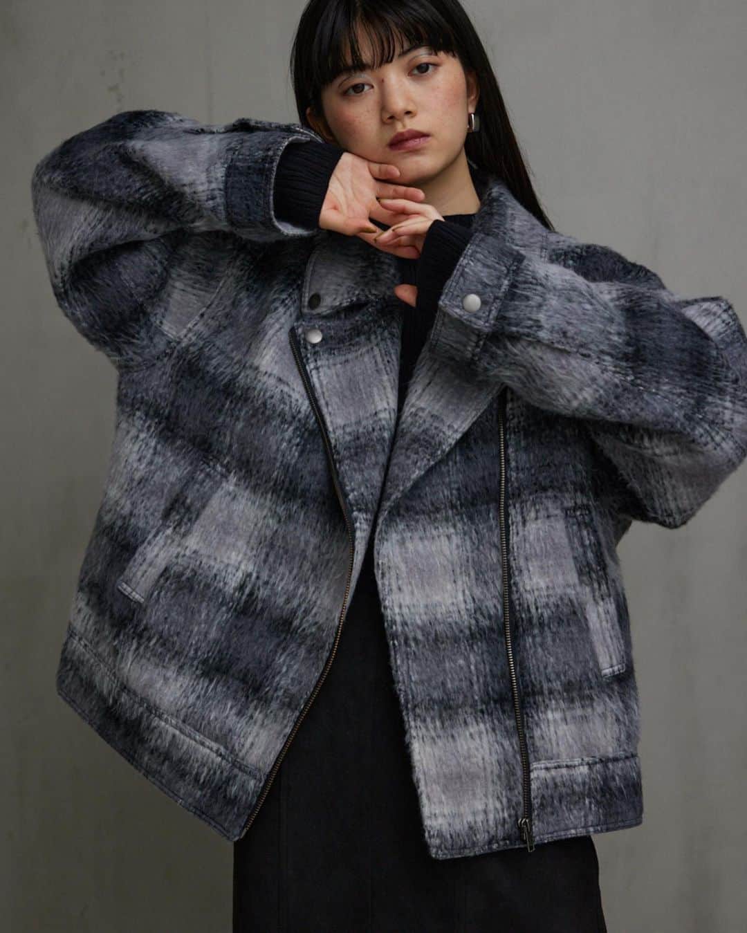 AZUL by moussyさんのインスタグラム写真 - (AZUL by moussyInstagram)「『 OUTER STYLING 』 ━━━━━━━━━━━━━━━━━━━ ◼︎ビッグタートルニットトップス ¥3,990(in tax)  ◼︎シャギーチェックライダースジャケット ¥8,990(in tax)  ◼︎ハイウエストワイドデニム ¥8,360(in tax)  ◼︎ナローハンドルボアミニトートバッグ ¥4,790(in tax) ━━━━━━━━━━━━━━━━━━━ ▶︎商品情報は画像をタップorトップのURLからチェック！  #AZULBYMOUSSY #AZUL_23AW #アウターコーデ #ライダースジャケット #デニムコーデ」11月29日 12時12分 - azulbymoussy_official