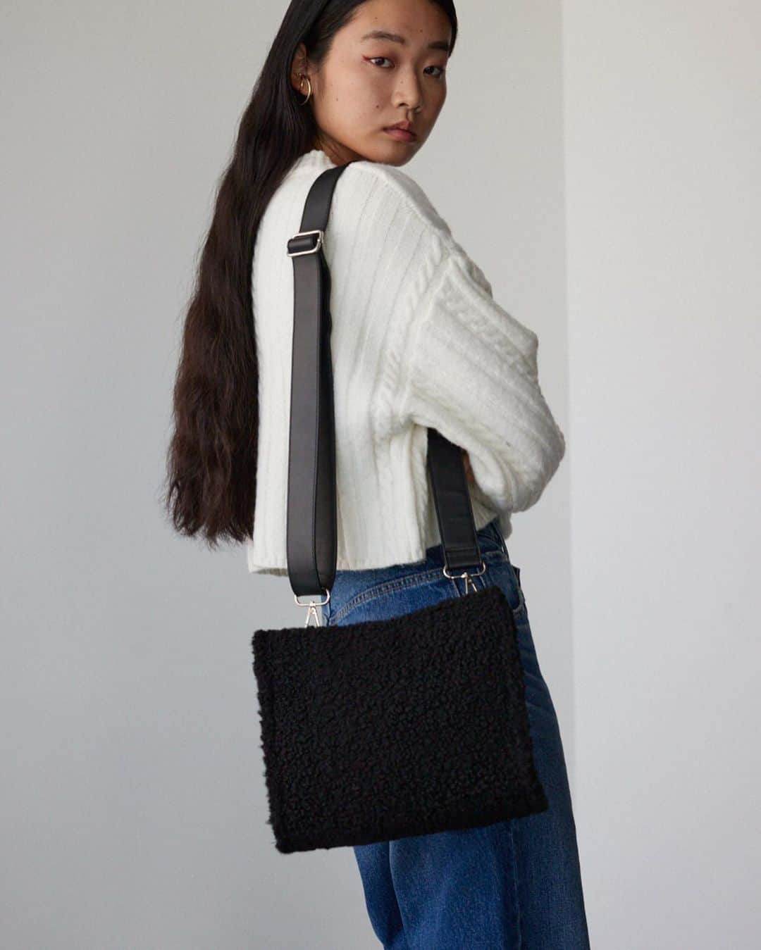 AZUL by moussyさんのインスタグラム写真 - (AZUL by moussyInstagram)「『 OUTER STYLING 』 ━━━━━━━━━━━━━━━━━━━ ◼︎ビッグタートルニットトップス ¥3,990(in tax)  ◼︎シャギーチェックライダースジャケット ¥8,990(in tax)  ◼︎ハイウエストワイドデニム ¥8,360(in tax)  ◼︎ナローハンドルボアミニトートバッグ ¥4,790(in tax) ━━━━━━━━━━━━━━━━━━━ ▶︎商品情報は画像をタップorトップのURLからチェック！  #AZULBYMOUSSY #AZUL_23AW #アウターコーデ #ライダースジャケット #デニムコーデ」11月29日 12時12分 - azulbymoussy_official