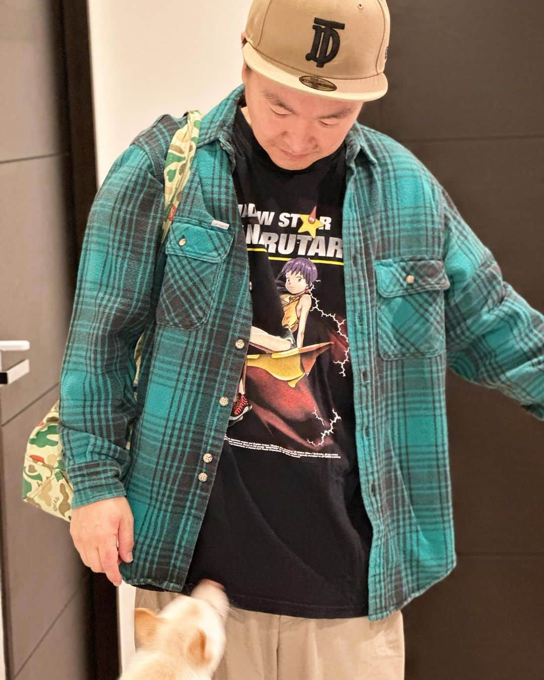 山内健司（かまいたち）さんのインスタグラム写真 - (山内健司（かまいたち）Instagram)「。 新しい服を着た時はむぎの匂いチェックが必ず入ります😂  初着用のカーハートのチェックシャツ💋  秋ならあったかい日はTシャツにこれでいけますな😂今は寒い🥶  Tシャツは、｢ぼくらの｣で有名な鬼頭莫宏先生の『なるたる』  コンディションも良くてサイズもばっちり✋✋✋  いい感じです😆😆😆  #ヴィンテージTシャツ #なるたる #カーハート  #carhartt」11月29日 12時18分 - sneakerkenji0117