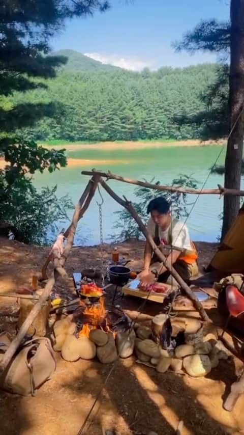 hinata_outdoorのインスタグラム：「@lamacamperさんの投稿🏕️  焚き火調理風景を発見👀✨  焚き火で焼く豪快なお肉や調理ギア、全体の雰囲気が全てかっこいいです🤤🔥  是非真似してみてください❗️  ************** #hinataoutdoor を付けて アウトドアシーンをアップしてください🏕️ 素敵な投稿はリポストさせていただきます!  〜hinataの別アカウント〜 ・こだわりのキャンプギア🔦  @hinatastore_official ・キャンプ場紹介・予約⛺ @hinata_spot ・そとごはんのアイディア🍳  @hinatakitchen   **************  #焚き火#焚き火料理#焚き火飯#ブッシュクラフト#キャンプ料理#キャンプごはん#アウトドア料理#キャンプめし#campcooking#outdoorcooking#おつまみレシピ#キャンプ飯#outdoorkitchen#アウトドア飯#キャンメシ#キャンプ飯レシピ#キャンプ飯#campkitchen#ソトレシピ#そとごはん#簡単レシピ」